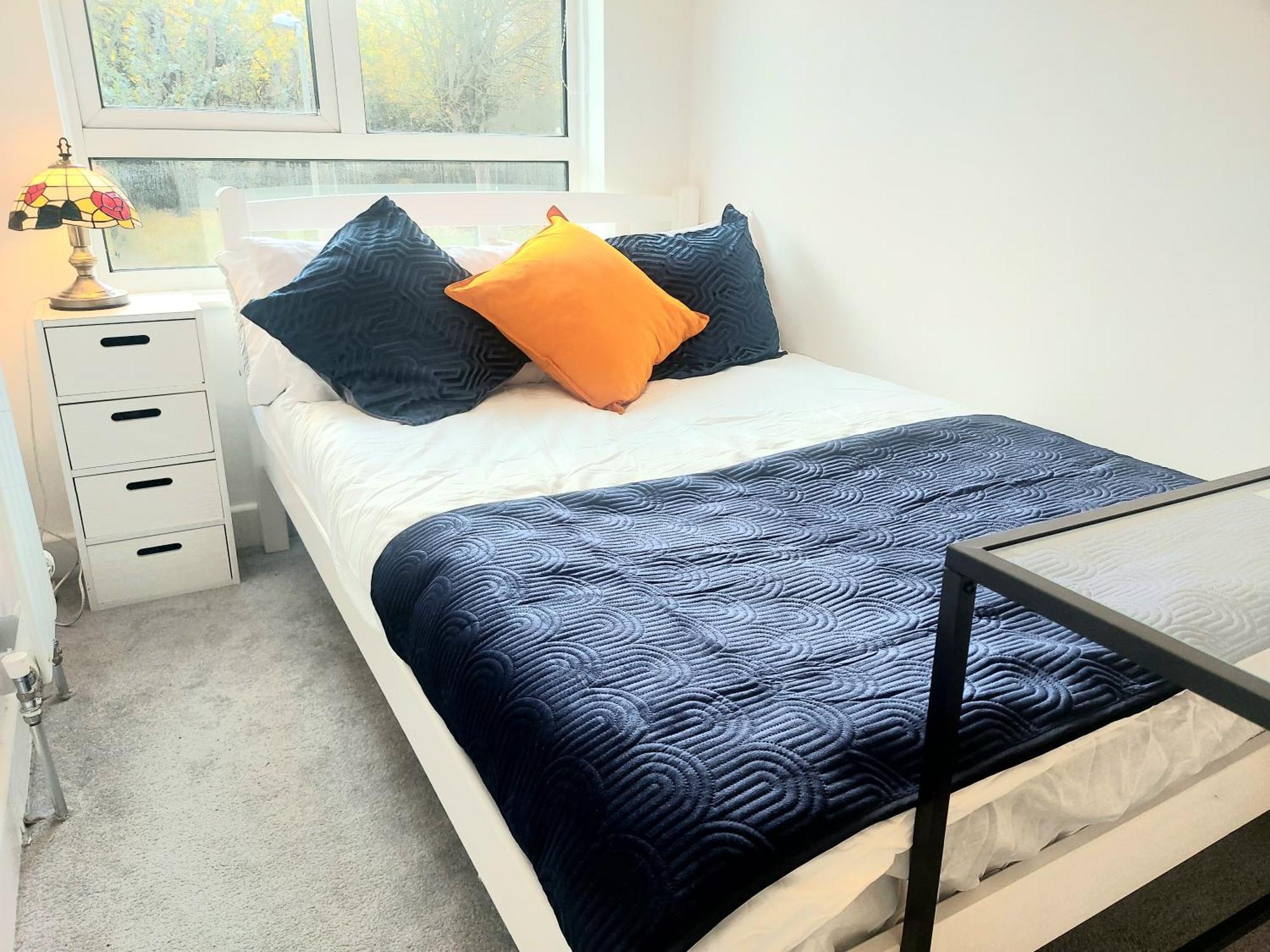 Vakantiehuis Free Parking - 4 Bed - 3 Bath - Sofa Bed - Digital Lock Entry