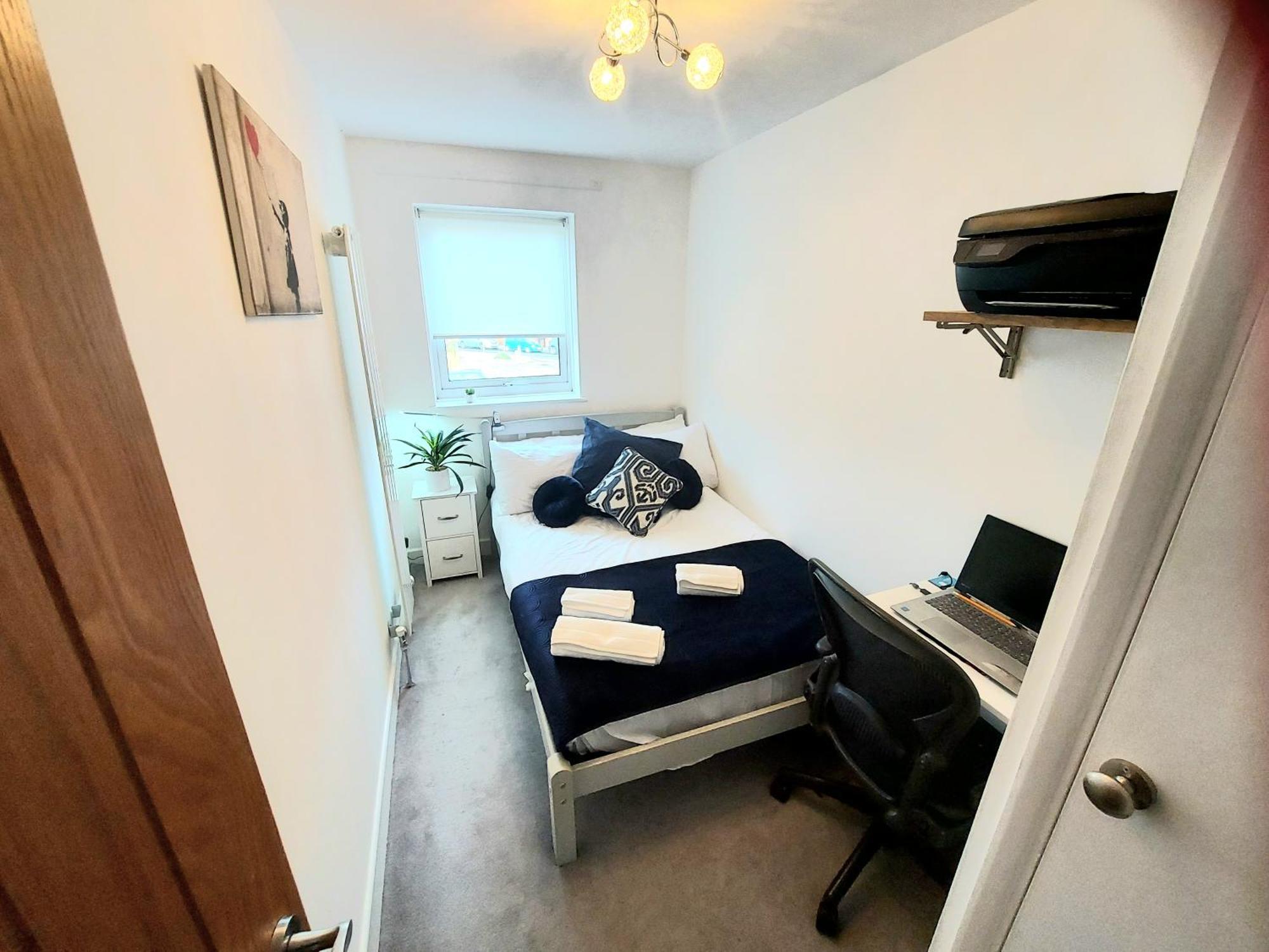 Vakantiehuis Free Parking - 4 Bed - 3 Bath - Sofa Bed - Digital Lock Entry *