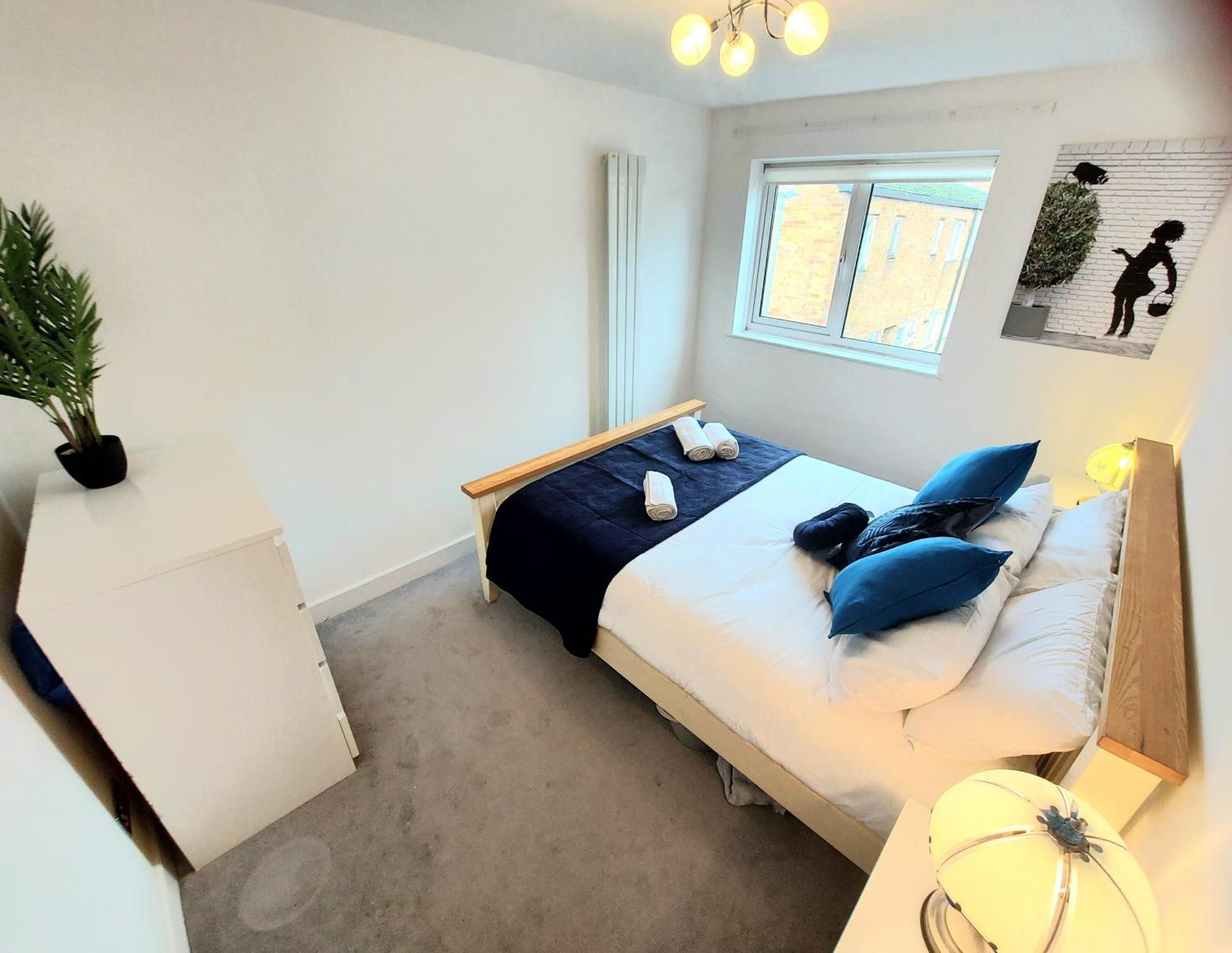 Free Parking - 4 Bed - 3 Bath - Sofa Bed - Digital Lock Entry *