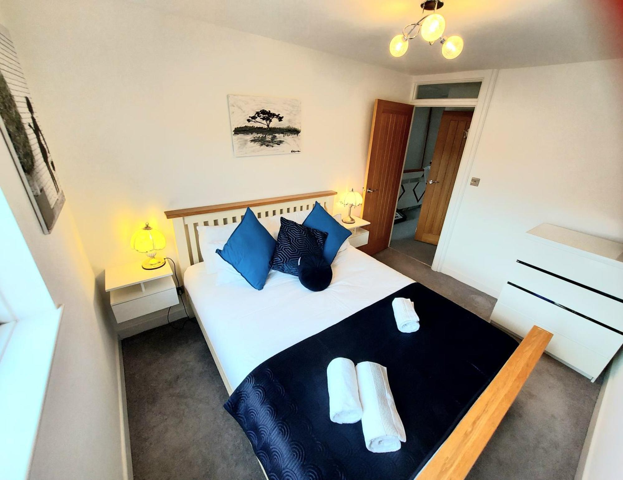 Free Parking - 4 Bed - 3 Bath - Sofa Bed - Digital Lock Entry Vakantiehuis *