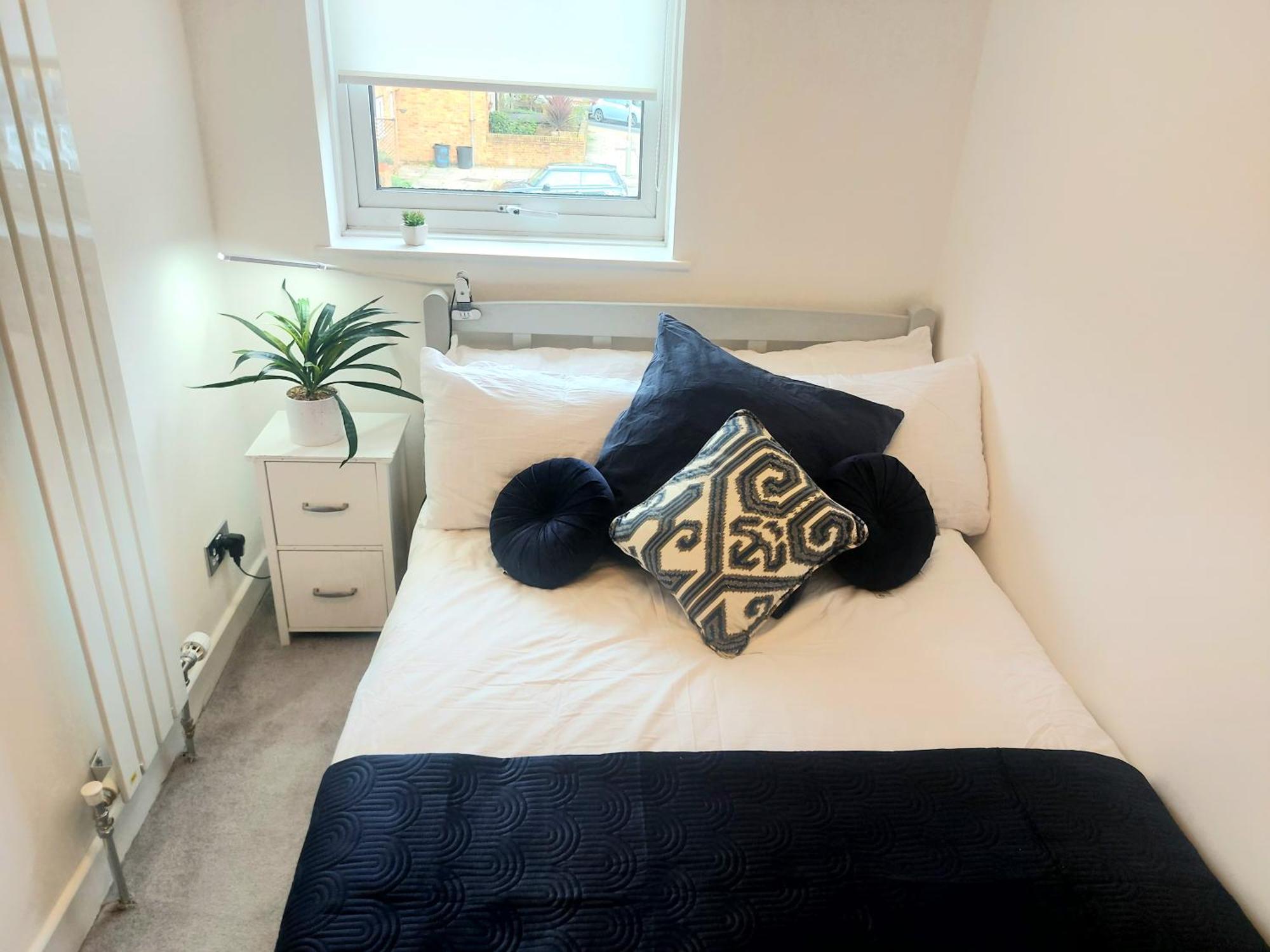 Vakantiehuis Free Parking - 4 Bed - 3 Bath - Sofa Bed - Digital Lock Entry Londen