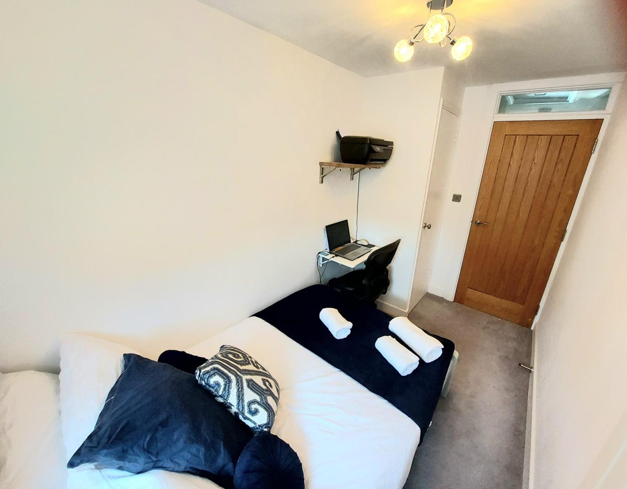 Vakantiehuis Free Parking - 4 Bed - 3 Bath - Sofa Bed - Digital Lock Entry *