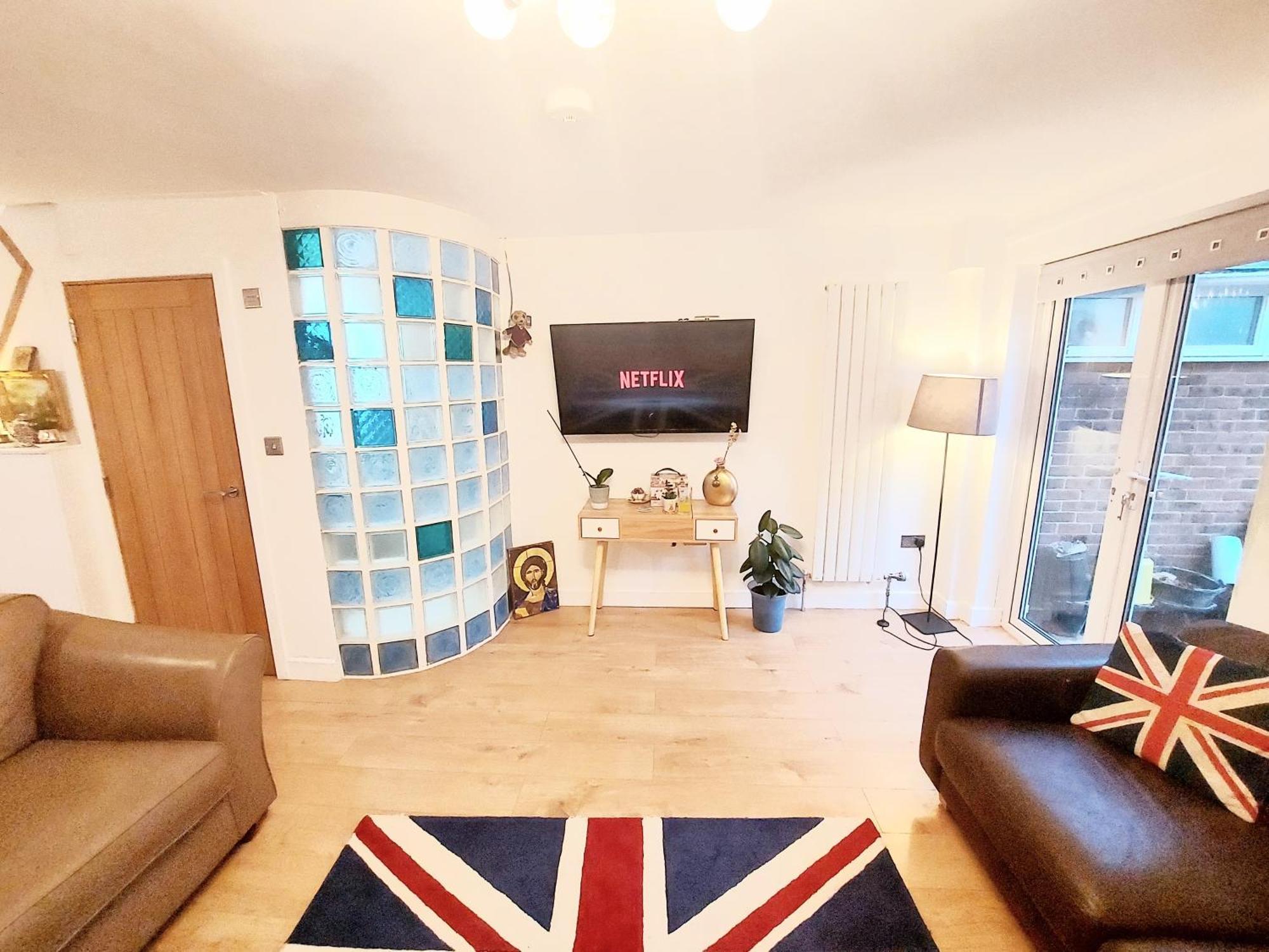 Vakantiehuis Free Parking - 4 Bed - 3 Bath - Sofa Bed - Digital Lock Entry