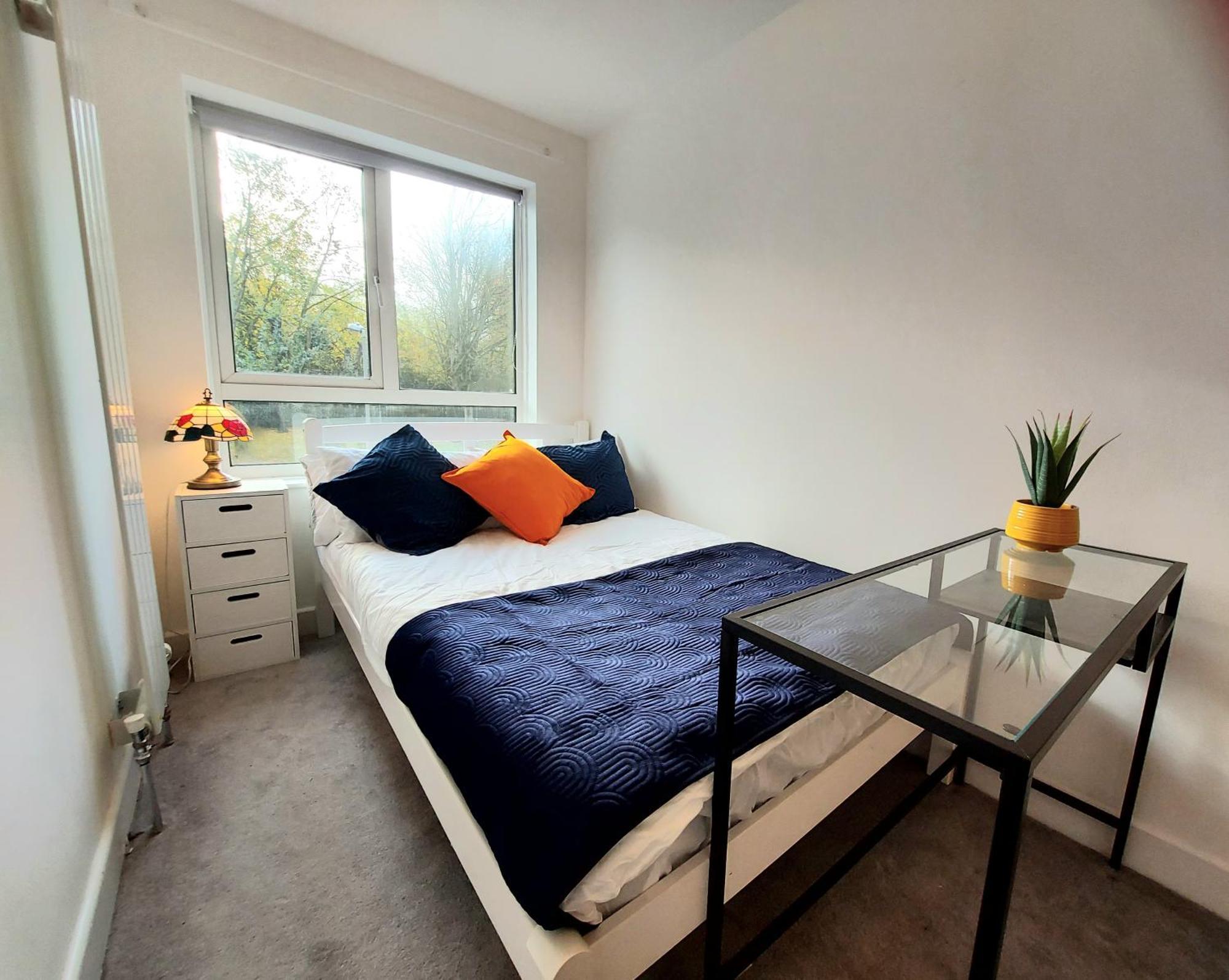 Free Parking - 4 Bed - 3 Bath - Sofa Bed - Digital Lock Entry Vakantiehuis Londen
