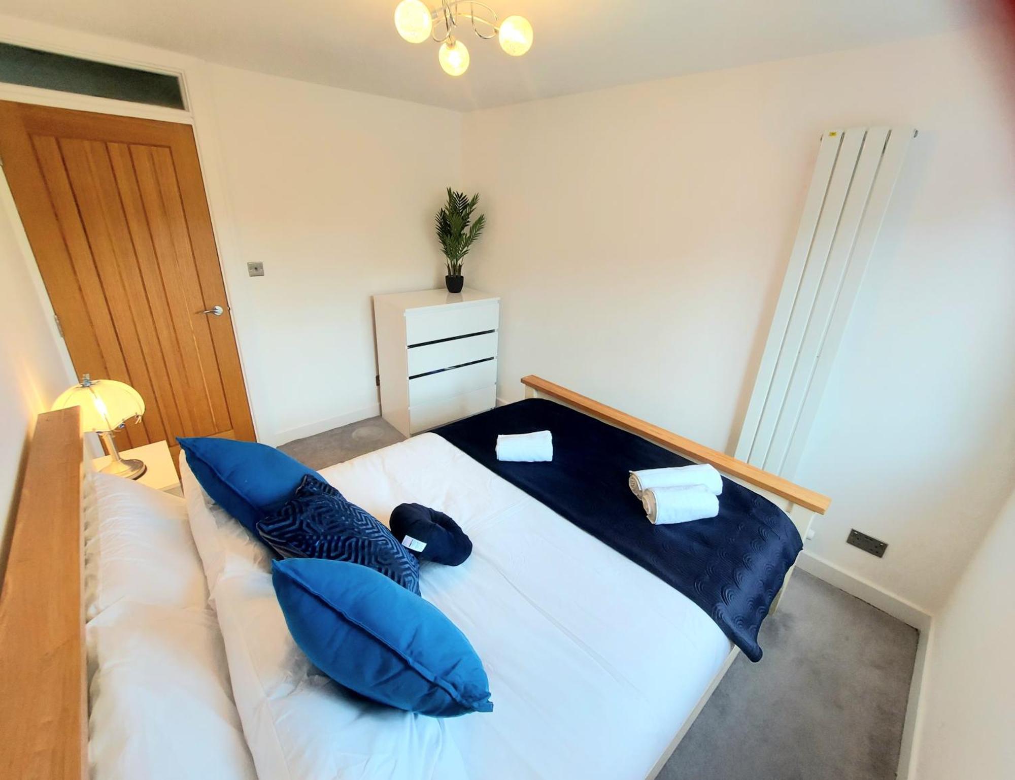 Vakantiehuis Free Parking - 4 Bed - 3 Bath - Sofa Bed - Digital Lock Entry *