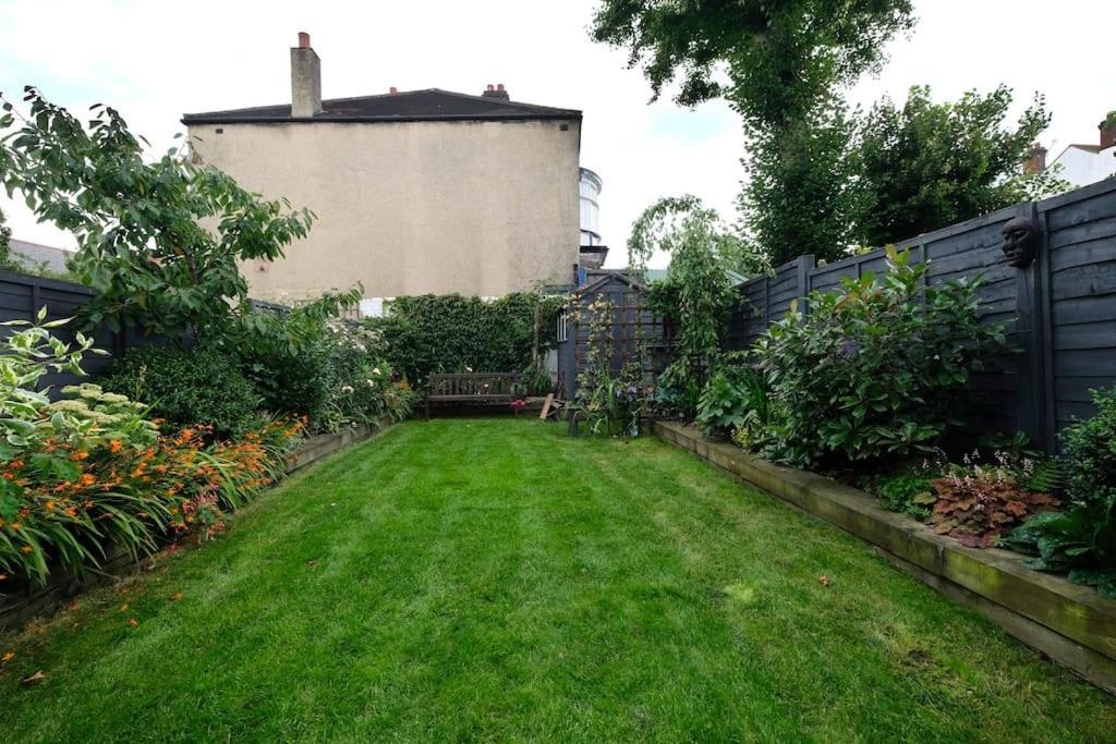 A Beautiful And Welcoming And Garden London