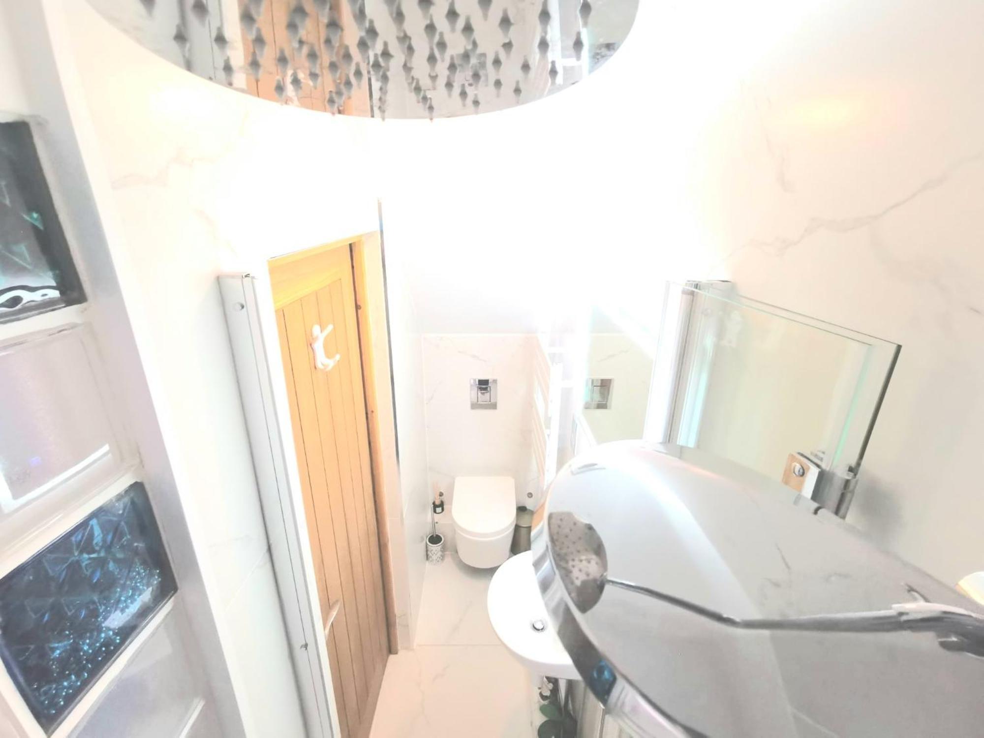 Vakantiehuis Free Parking - 4 Bed - 3 Bath - Sofa Bed - Digital Lock Entry