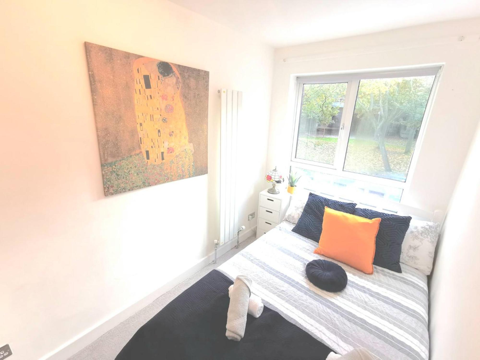 Vakantiehuis Free Parking - 4 Bed - 3 Bath - Sofa Bed - Digital Lock Entry *