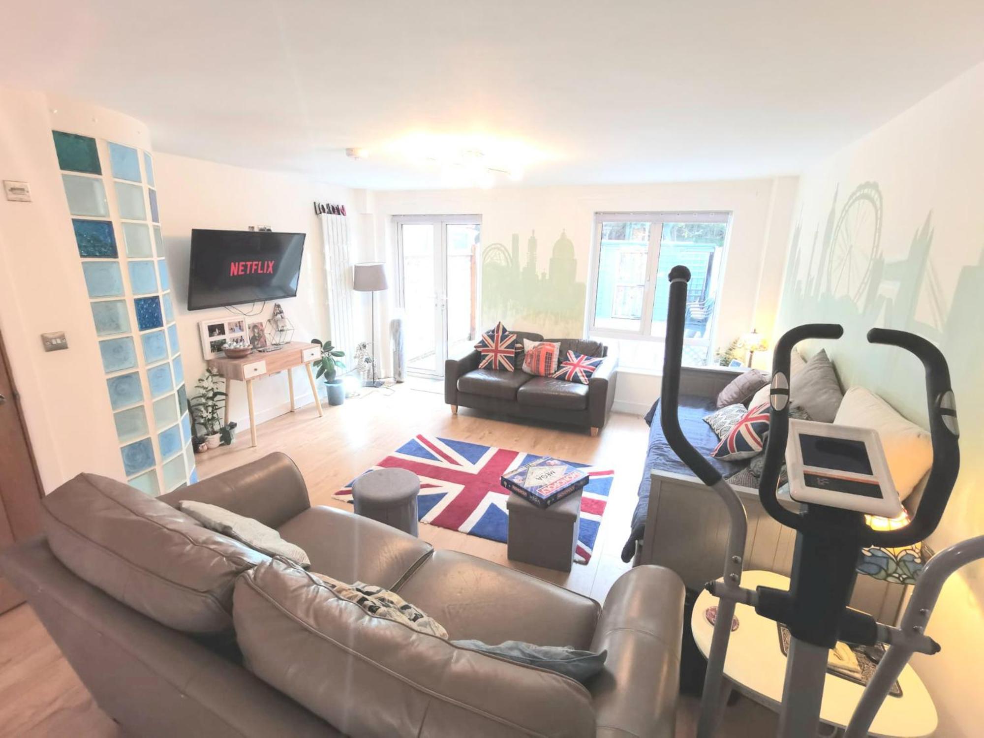 Vakantiehuis Free Parking - 4 Bed - 3 Bath - Sofa Bed - Digital Lock Entry *