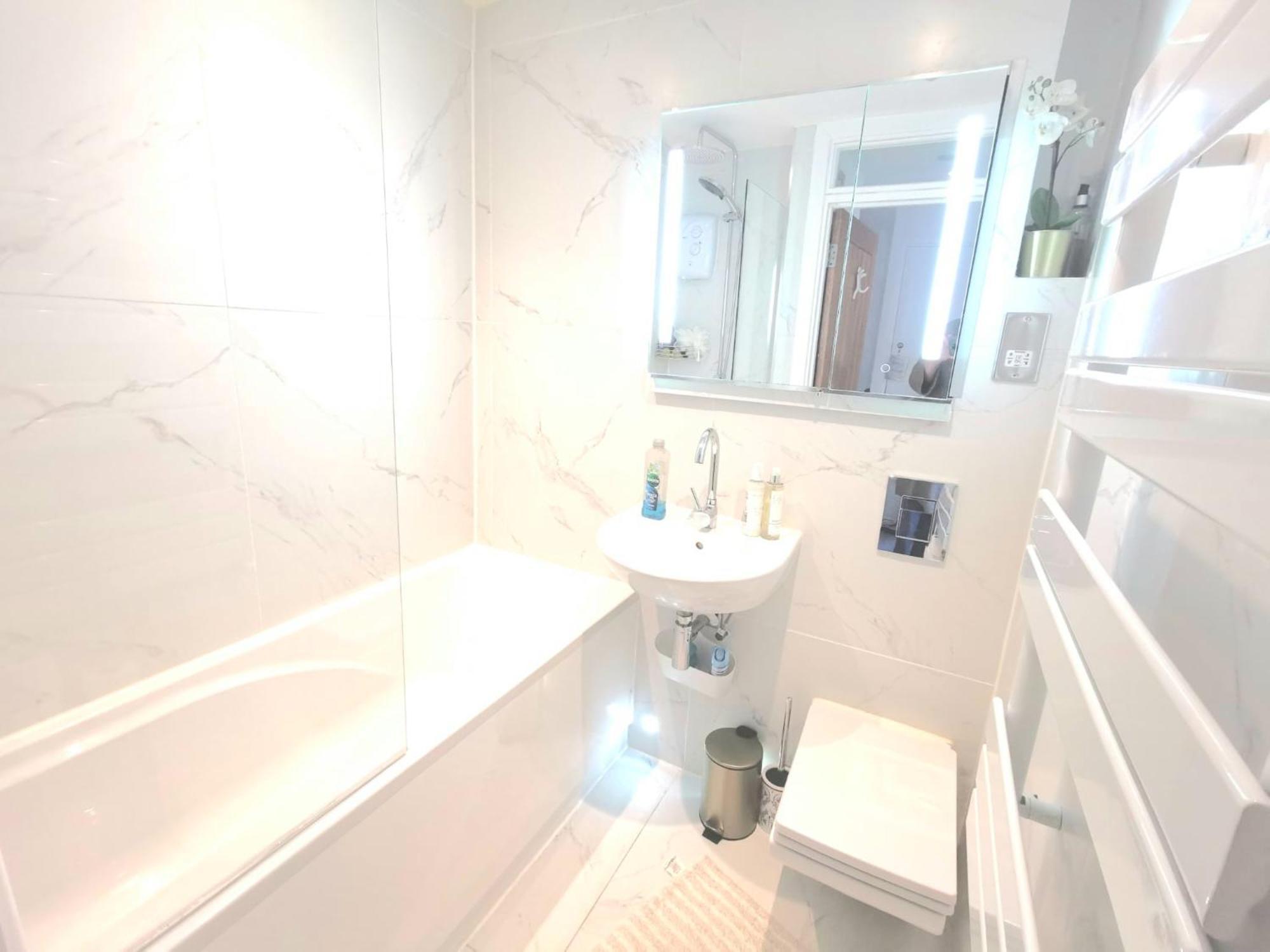 Free Parking - 4 Bed - 3 Bath - Sofa Bed - Digital Lock Entry