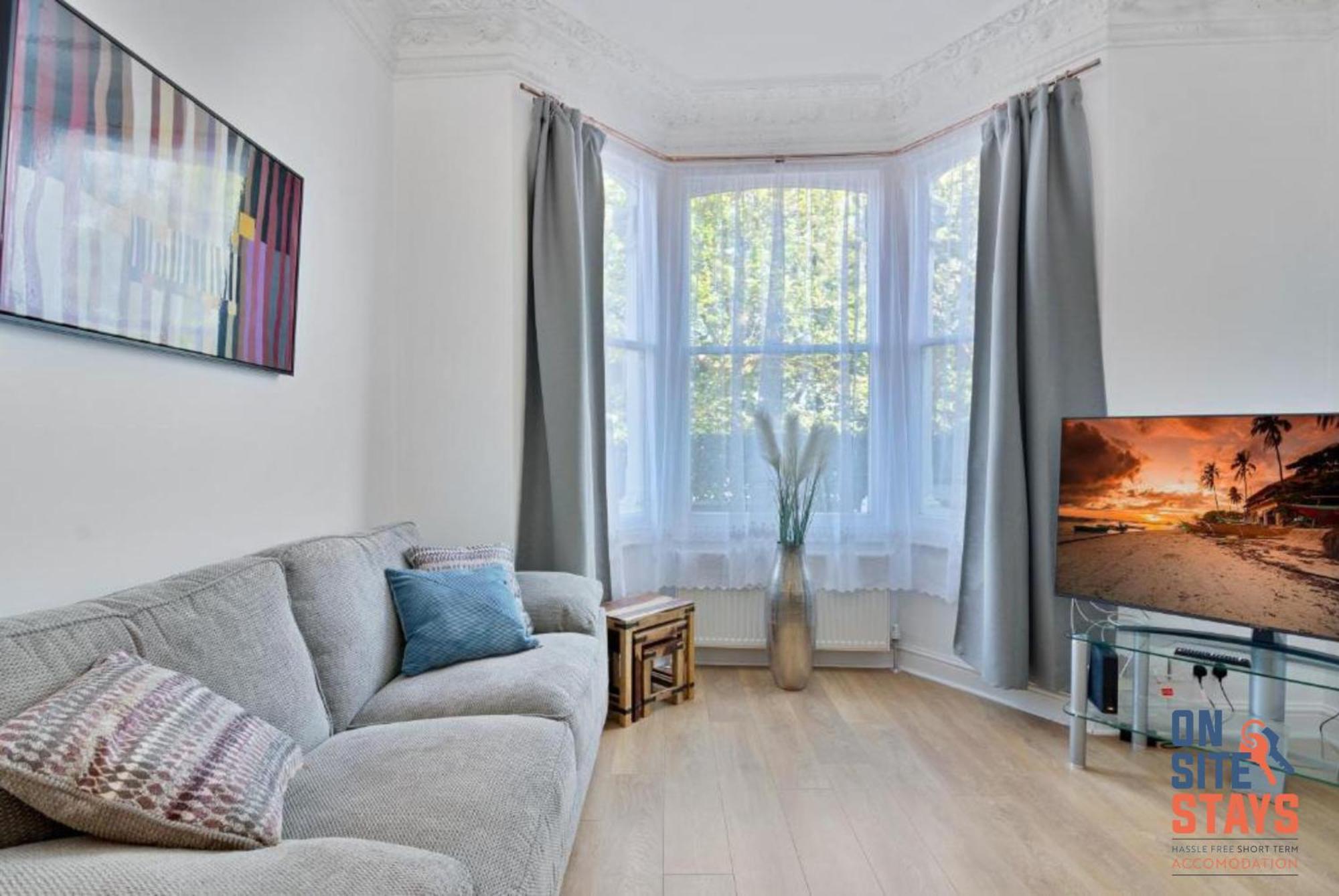 Onsitestays - Tranquil 2 Bedroom With Large Kitchen, Private Garden Near Wimbledon Station Apartment