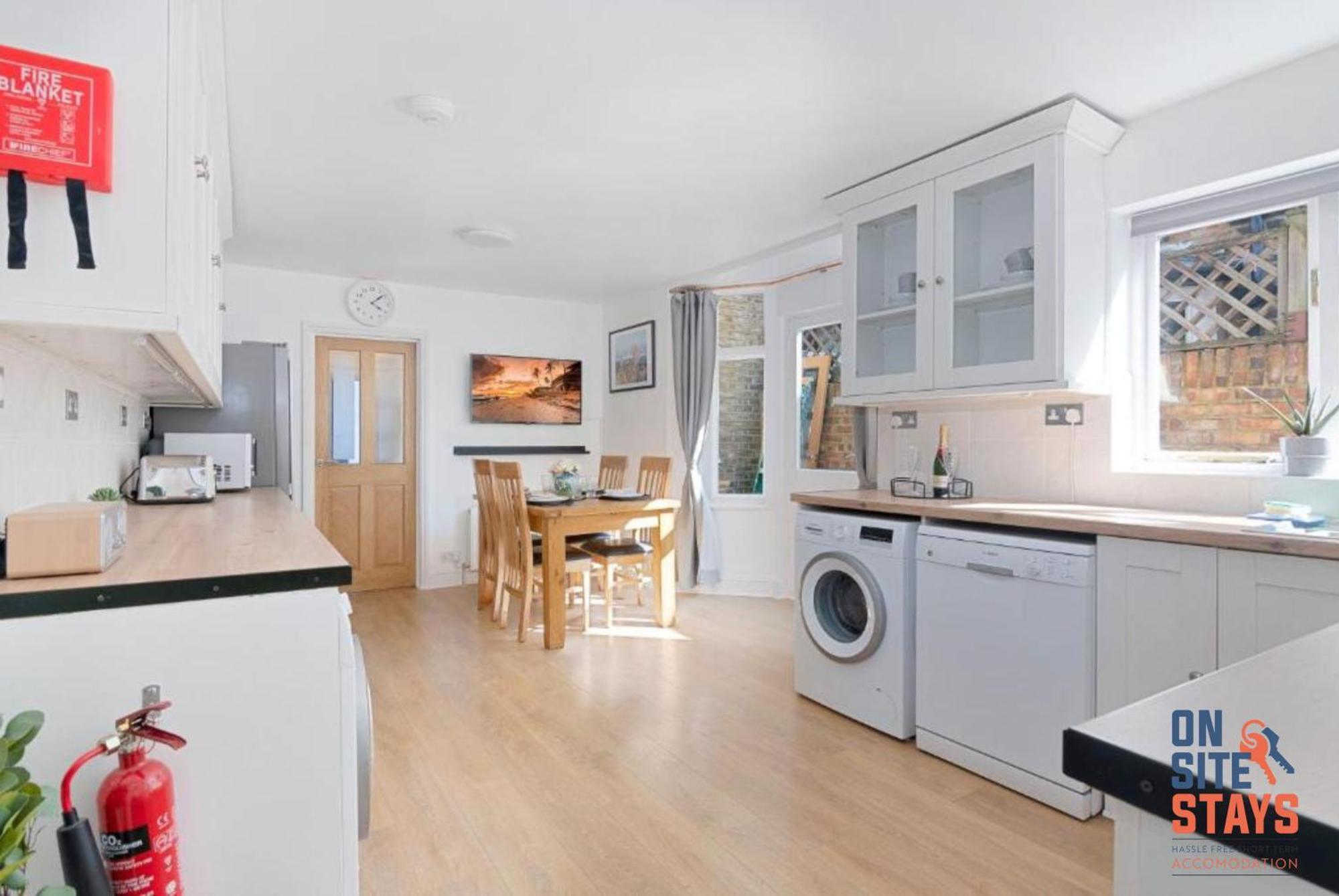 Onsitestays - Tranquil 2 Bedroom With Large Kitchen, Private Garden Near Wimbledon Station Apartment *