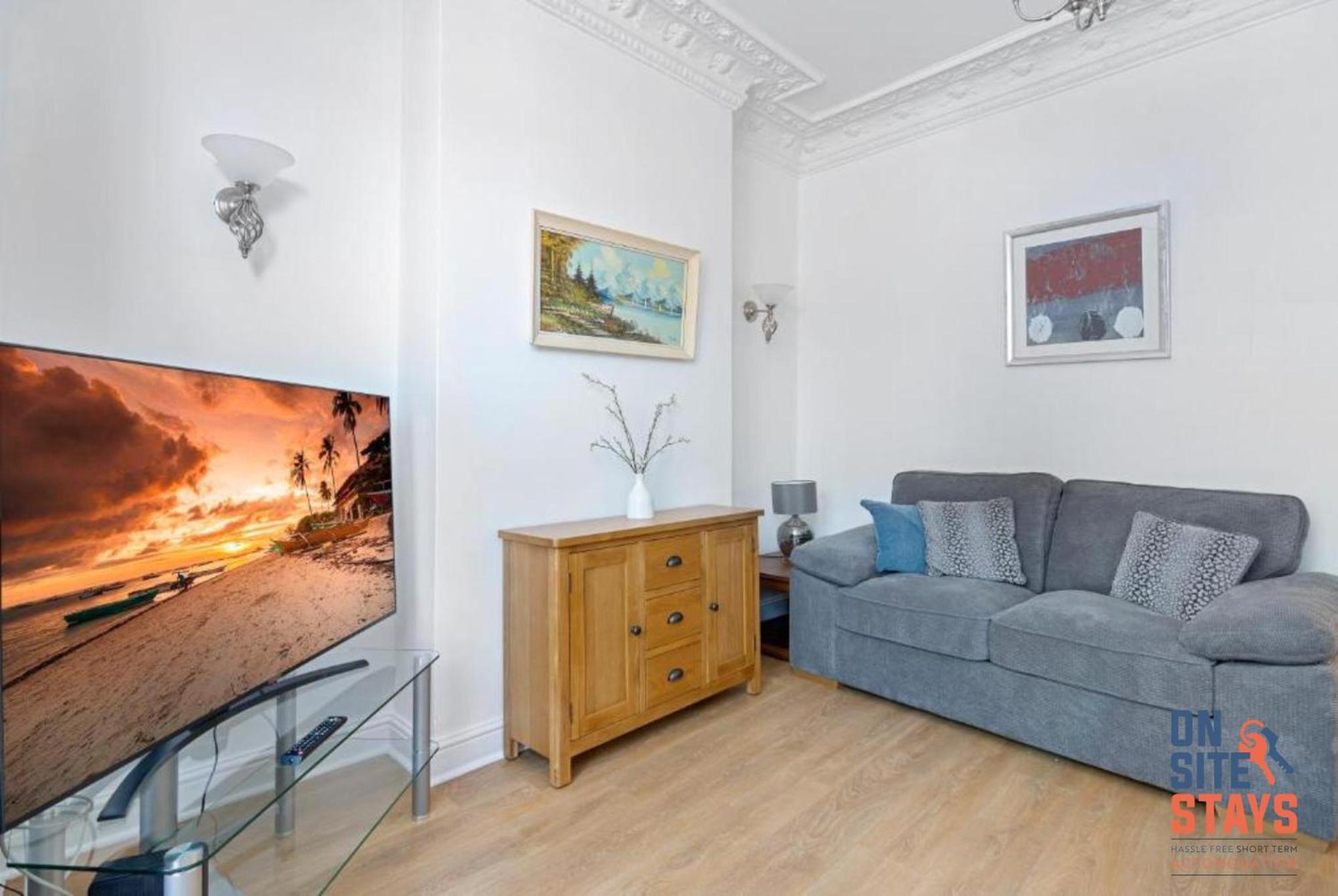 Onsitestays - Tranquil 2 Bedroom With Large Kitchen, Private Garden Near Wimbledon Station Apartment *