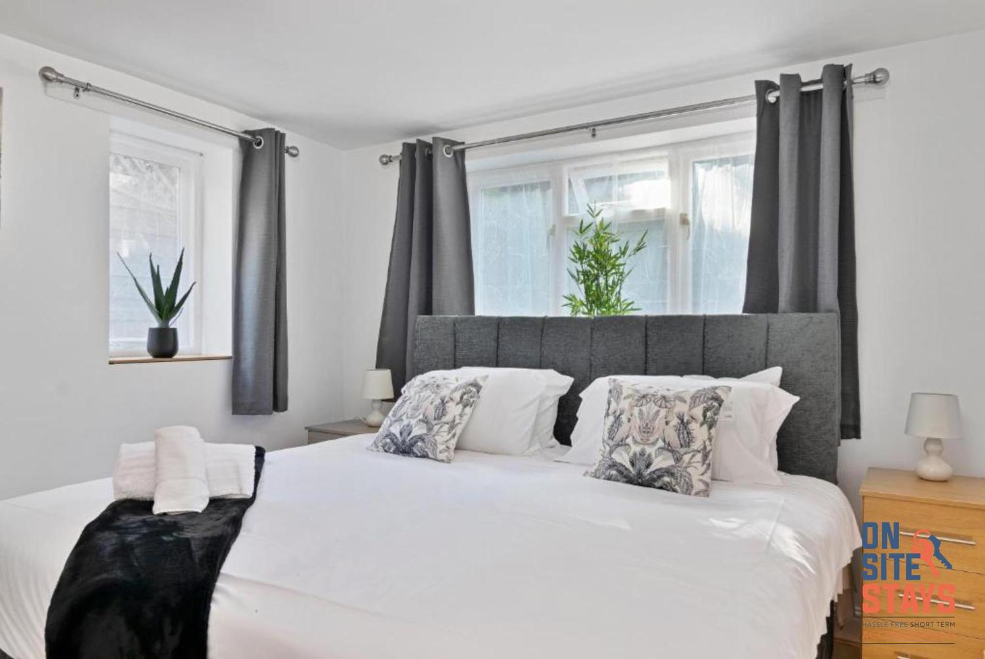 Onsitestays - Tranquil 2 Bedroom With Large Kitchen, Private Garden Near Wimbledon Station London