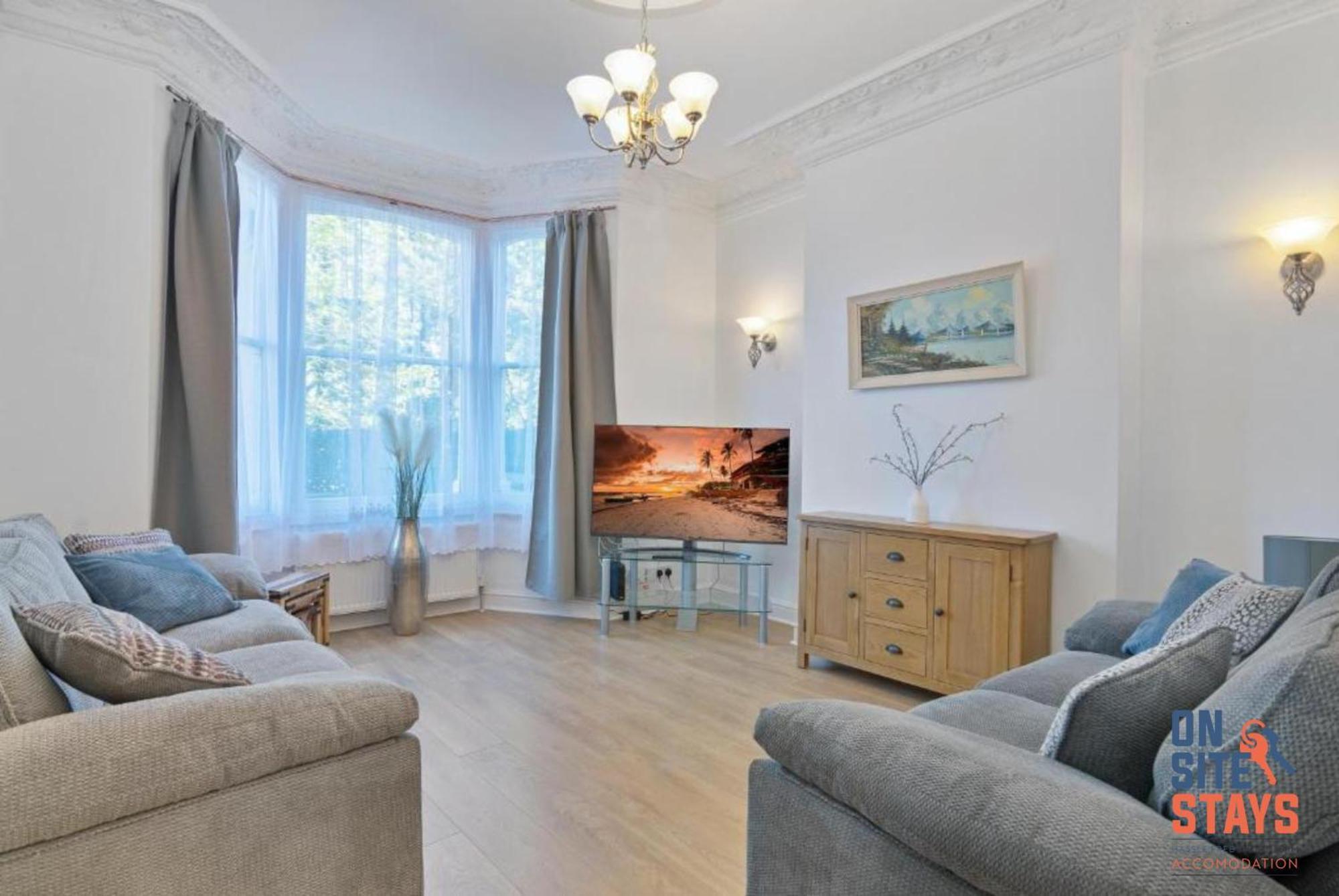 Onsitestays - Tranquil 2 Bedroom With Large Kitchen, Private Garden Near Wimbledon Station Apartment
