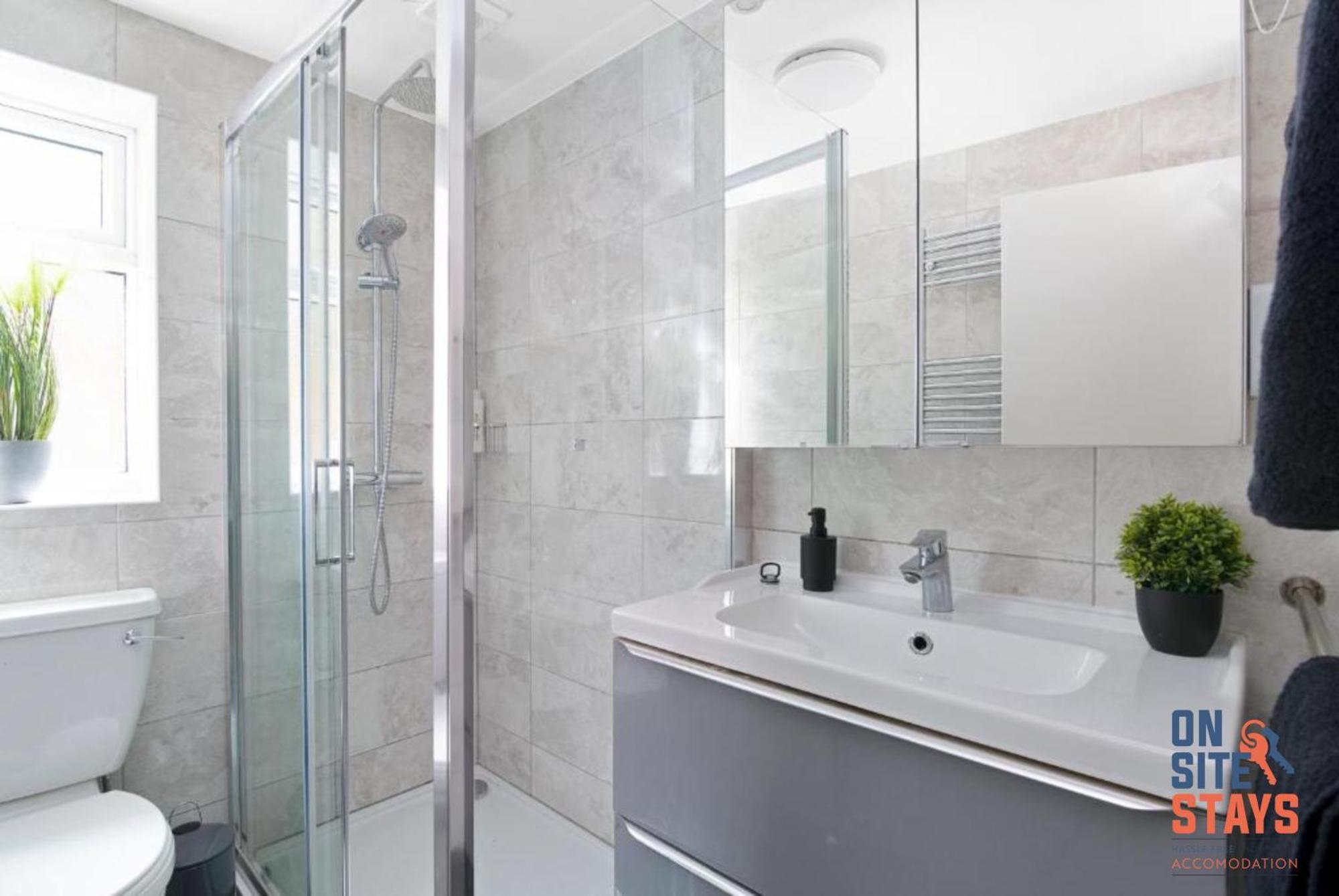 Onsitestays - Tranquil 2 Bedroom With Large Kitchen, Private Garden Near Wimbledon Station Apartment *