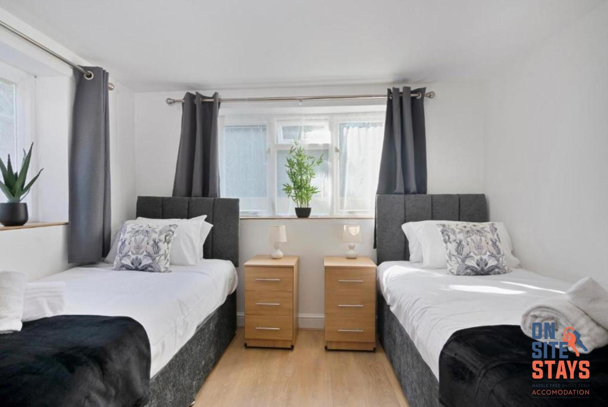 Onsitestays - Tranquil 2 Bedroom With Large Kitchen, Private Garden Near Wimbledon Station * London