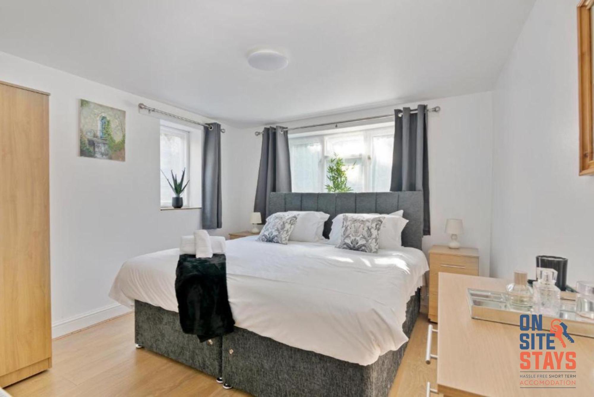 Onsitestays - Tranquil 2 Bedroom With Large Kitchen, Private Garden Near Wimbledon Station Apartment *