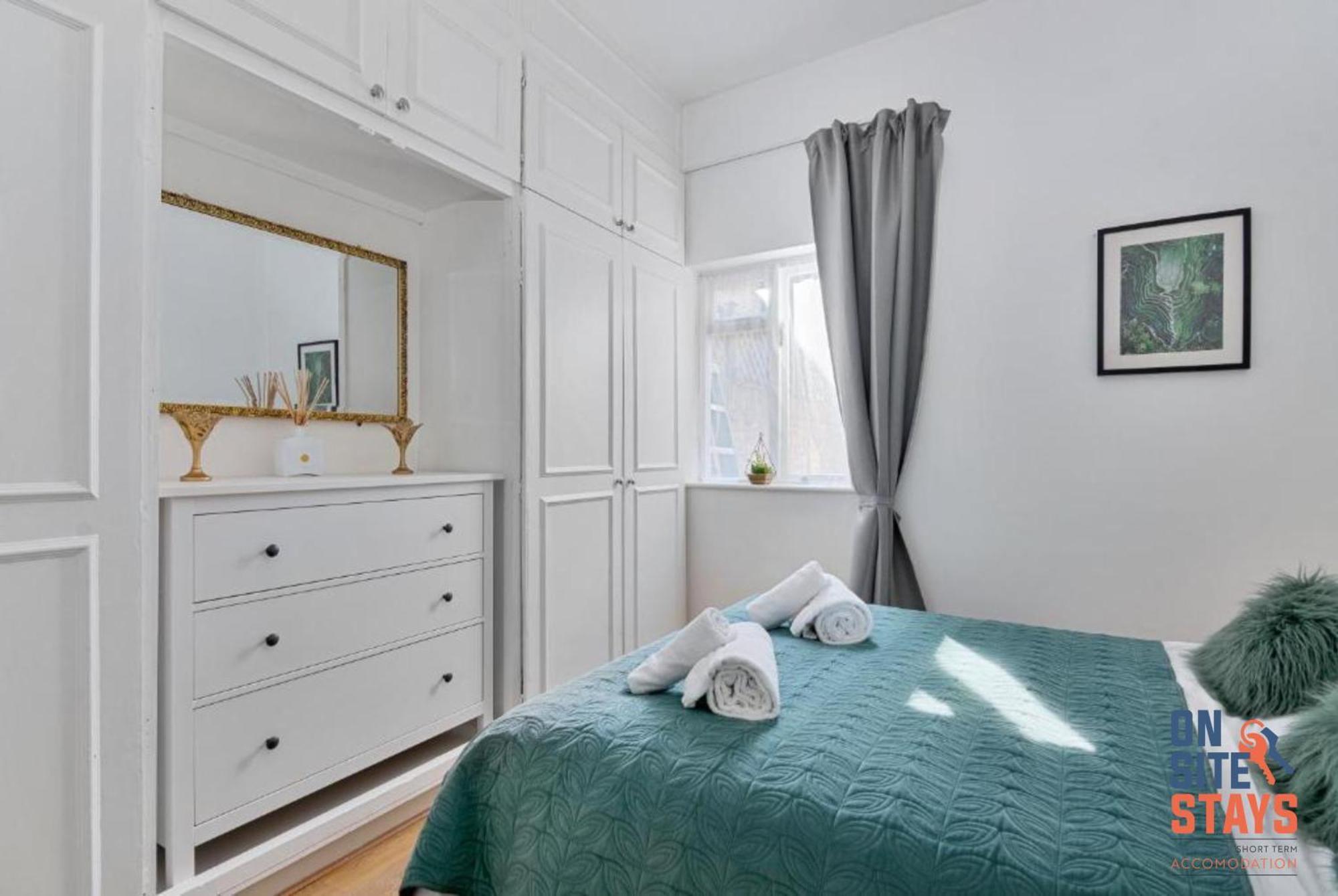 Apartment Onsitestays - Tranquil 2 Bedroom With Large Kitchen, Private Garden Near Wimbledon Station London