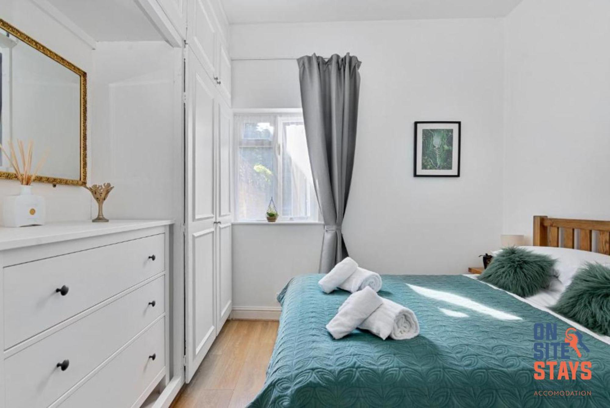 Onsitestays - Tranquil 2 Bedroom With Large Kitchen, Private Garden Near Wimbledon Station Apartment London