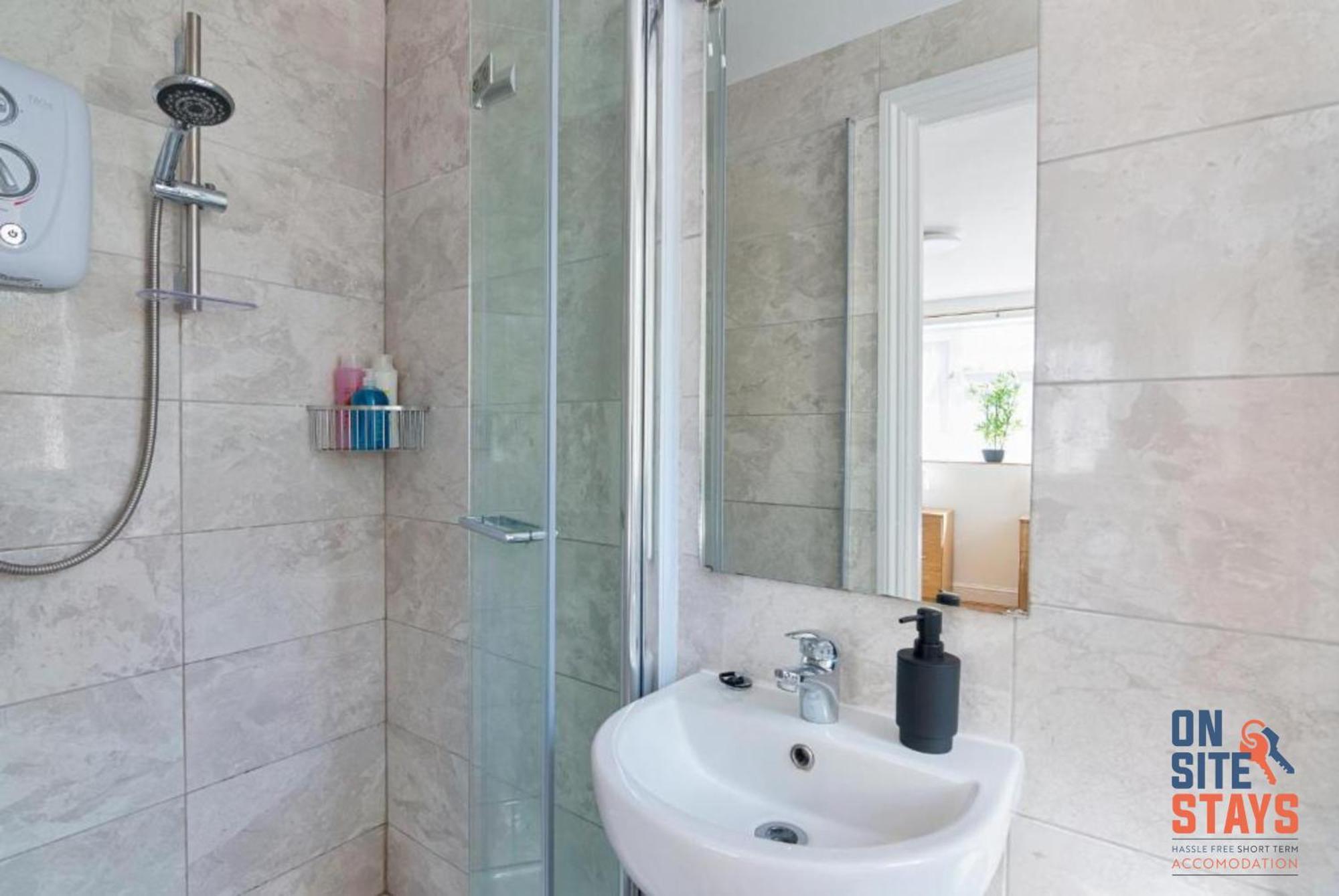 Onsitestays - Tranquil 2 Bedroom With Large Kitchen, Private Garden Near Wimbledon Station Apartment London