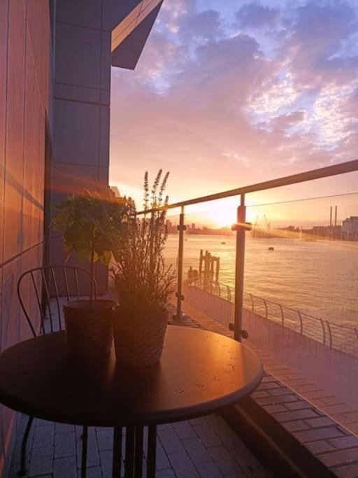 Apartment Snuggle - Riverside - Views Over Looking River Thames, Close To O2 Arena, Excel, Airport, Thames Clipper- River Boat Service, Woolwich Ferry, Onsite Parking, Twin Option Available