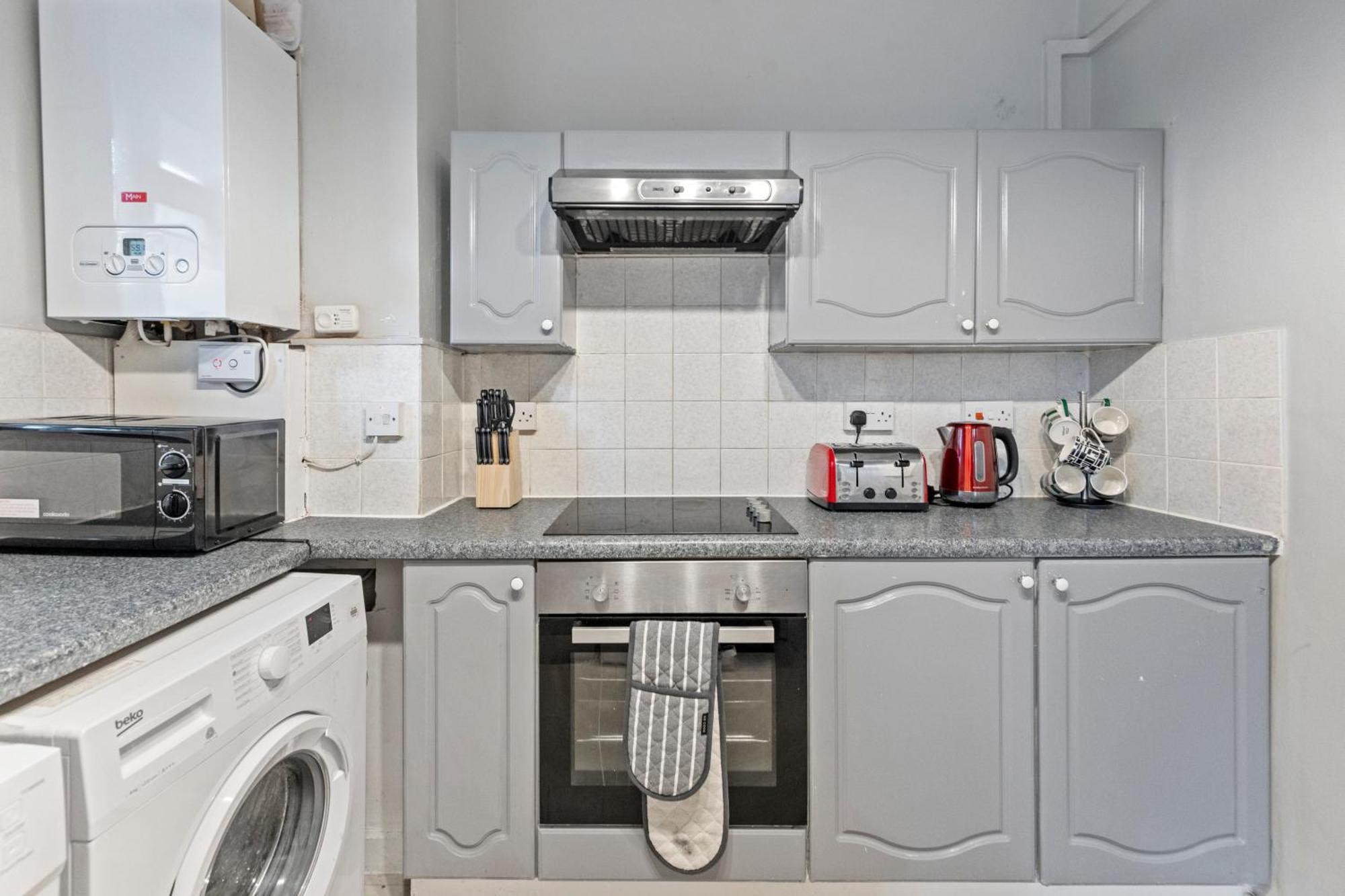 3 Bedroom Flat Near Finsbury Park, Manor House Station Apartment London