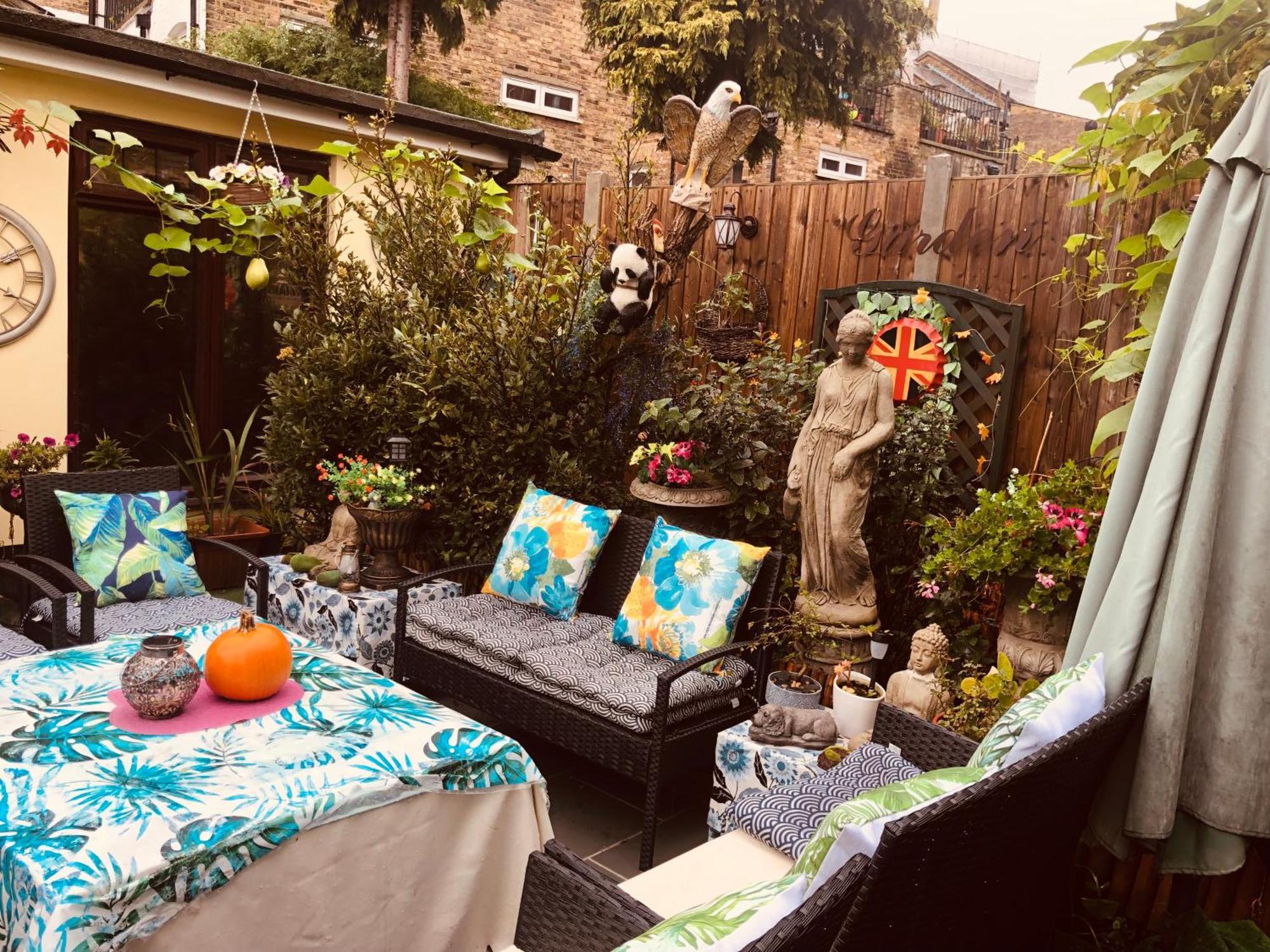Cheerful 4 Bedroom House With Garden Free Parking *