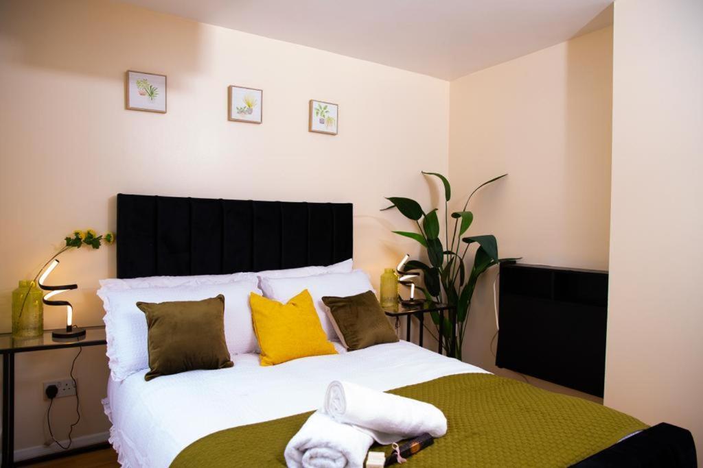 Inviting 1-bed In Near Hotsput Apartment *