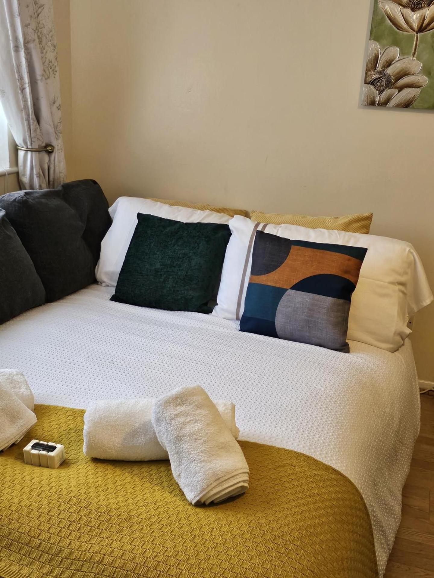 Inviting 1-bed In Near Hotsput Apartment London