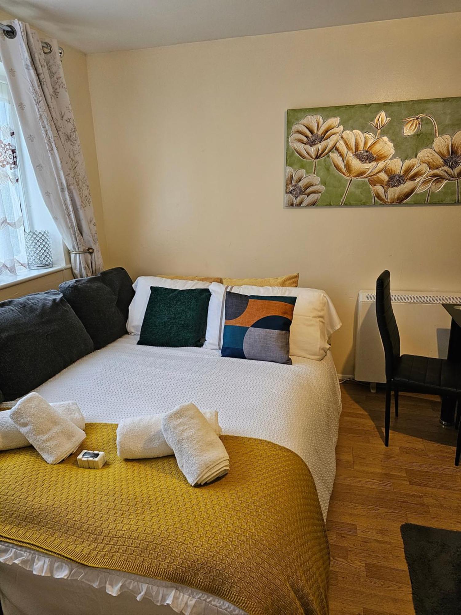 Inviting 1-bed In Near Hotsput Apartment *