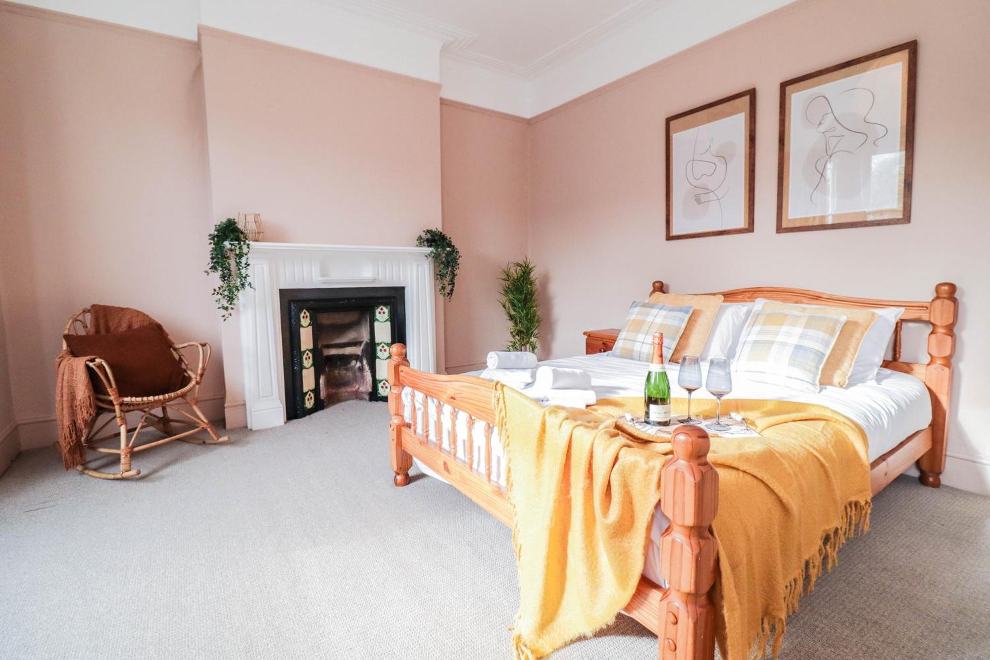 Stunning 5 Bed House In Clapham - Free Wifi! * London