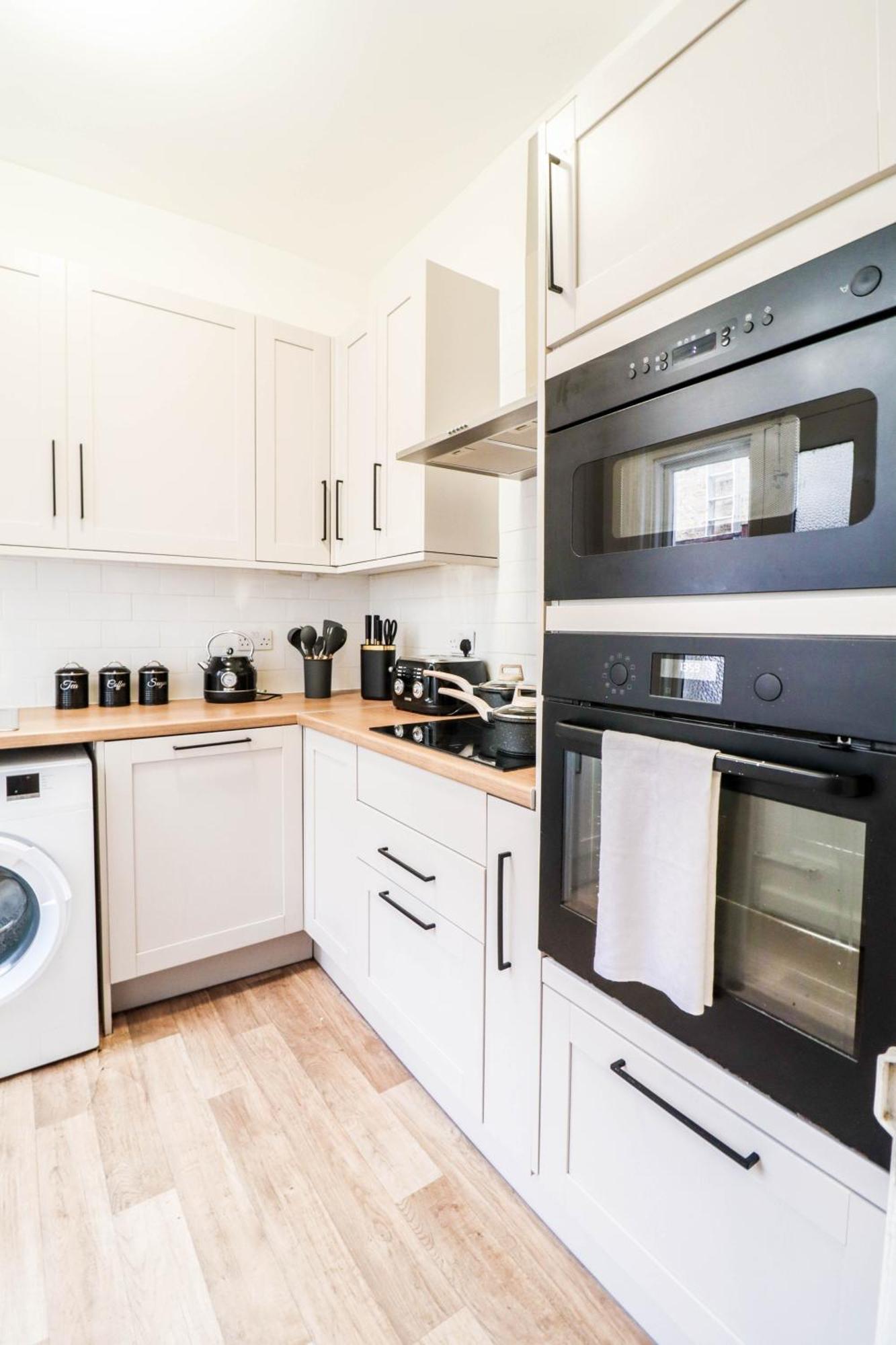 Holiday home Stunning 5 Bed House In Clapham - Free Wifi! *