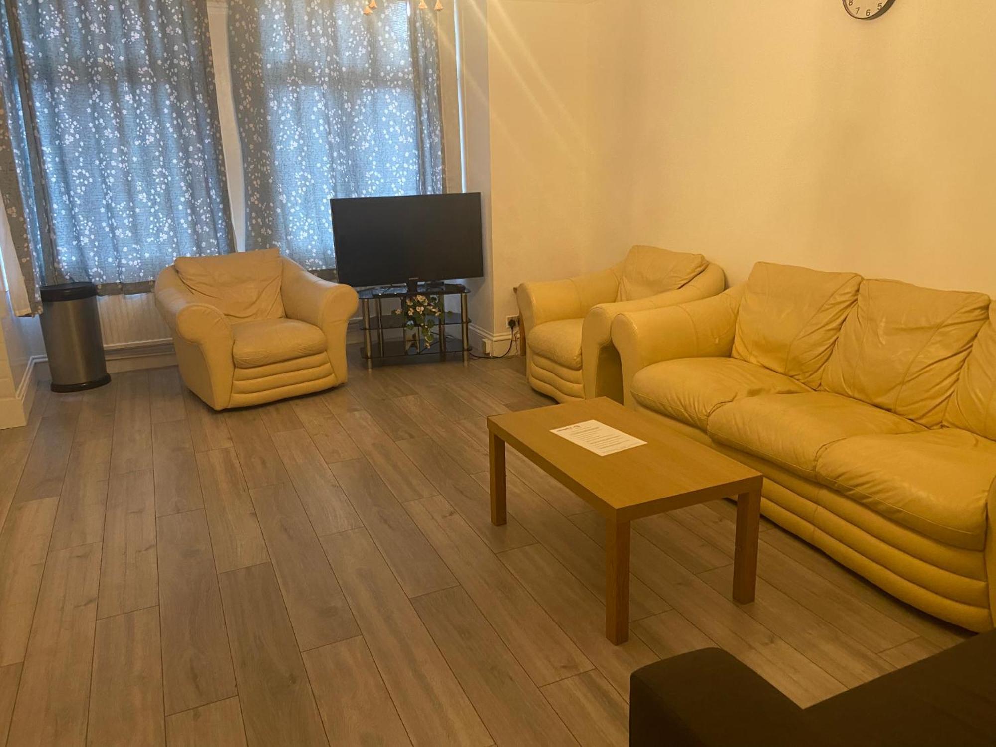 Homely 3 Bedroom Ground Floor Flat *