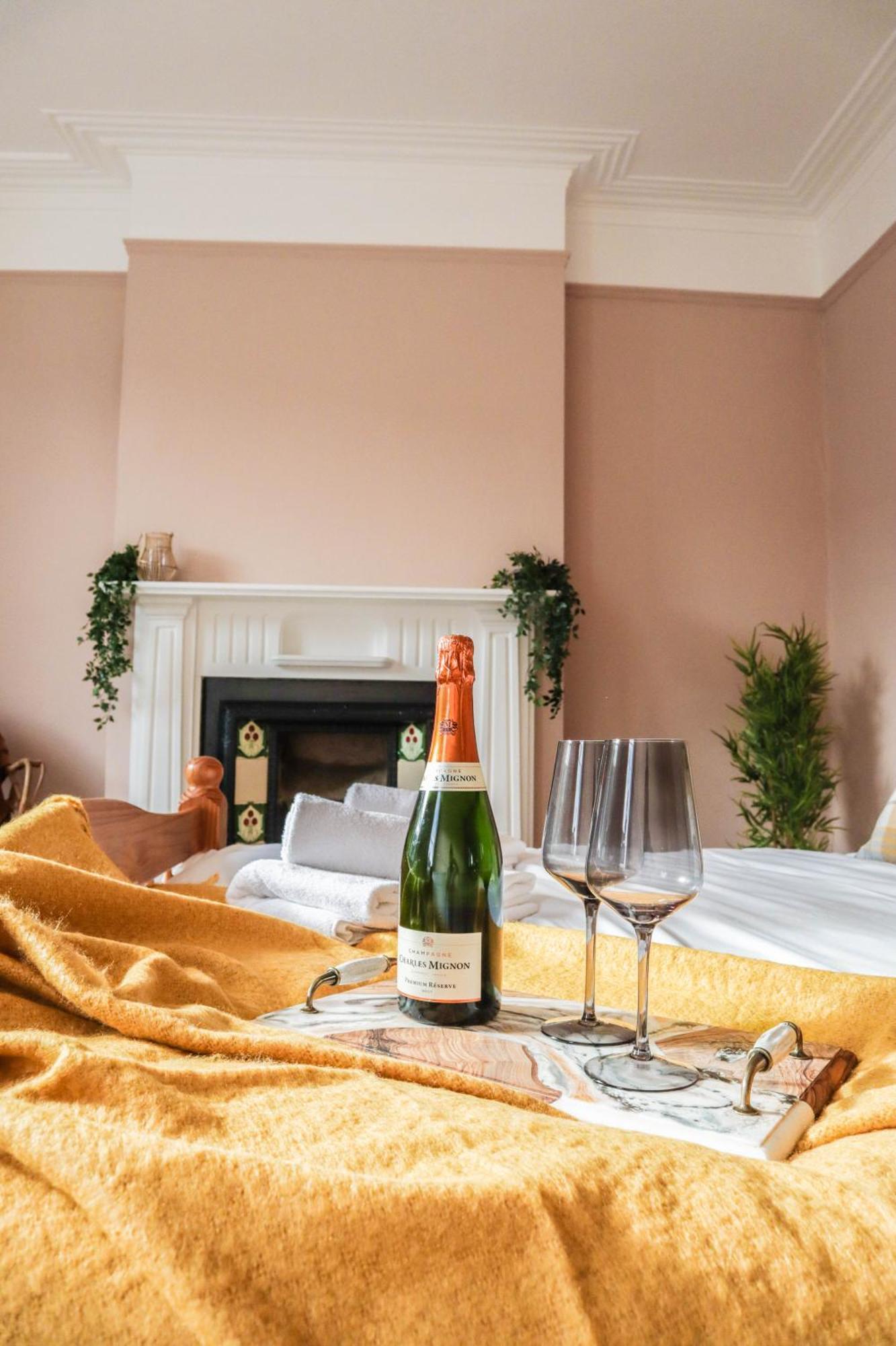 Holiday home Stunning 5 Bed House In Clapham - Free Wifi! *