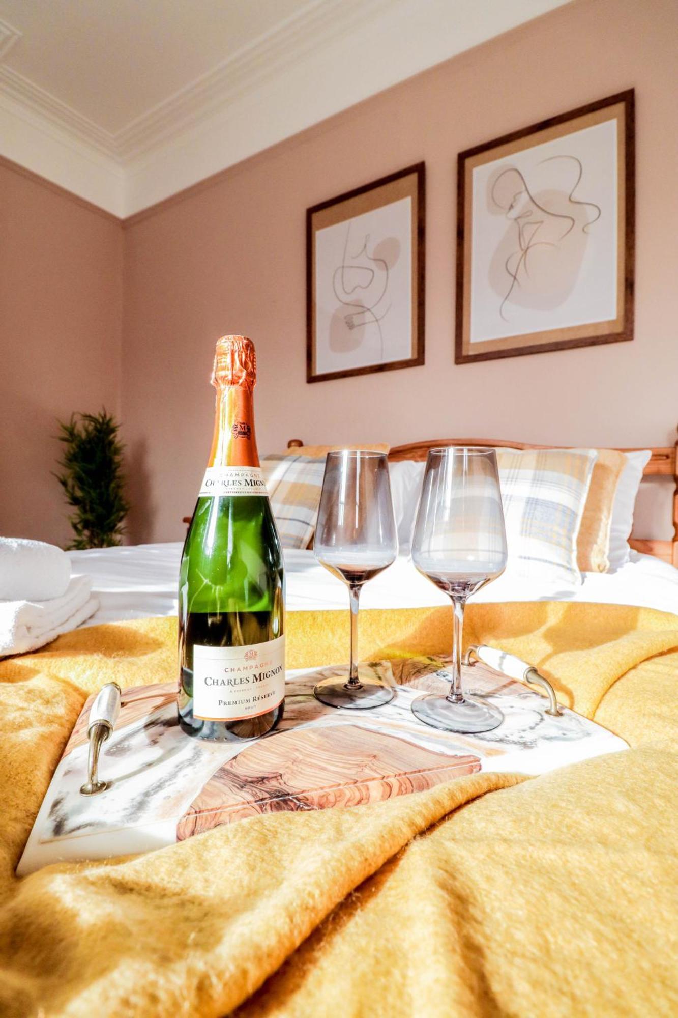 Holiday home Stunning 5 Bed House In Clapham - Free Wifi! *