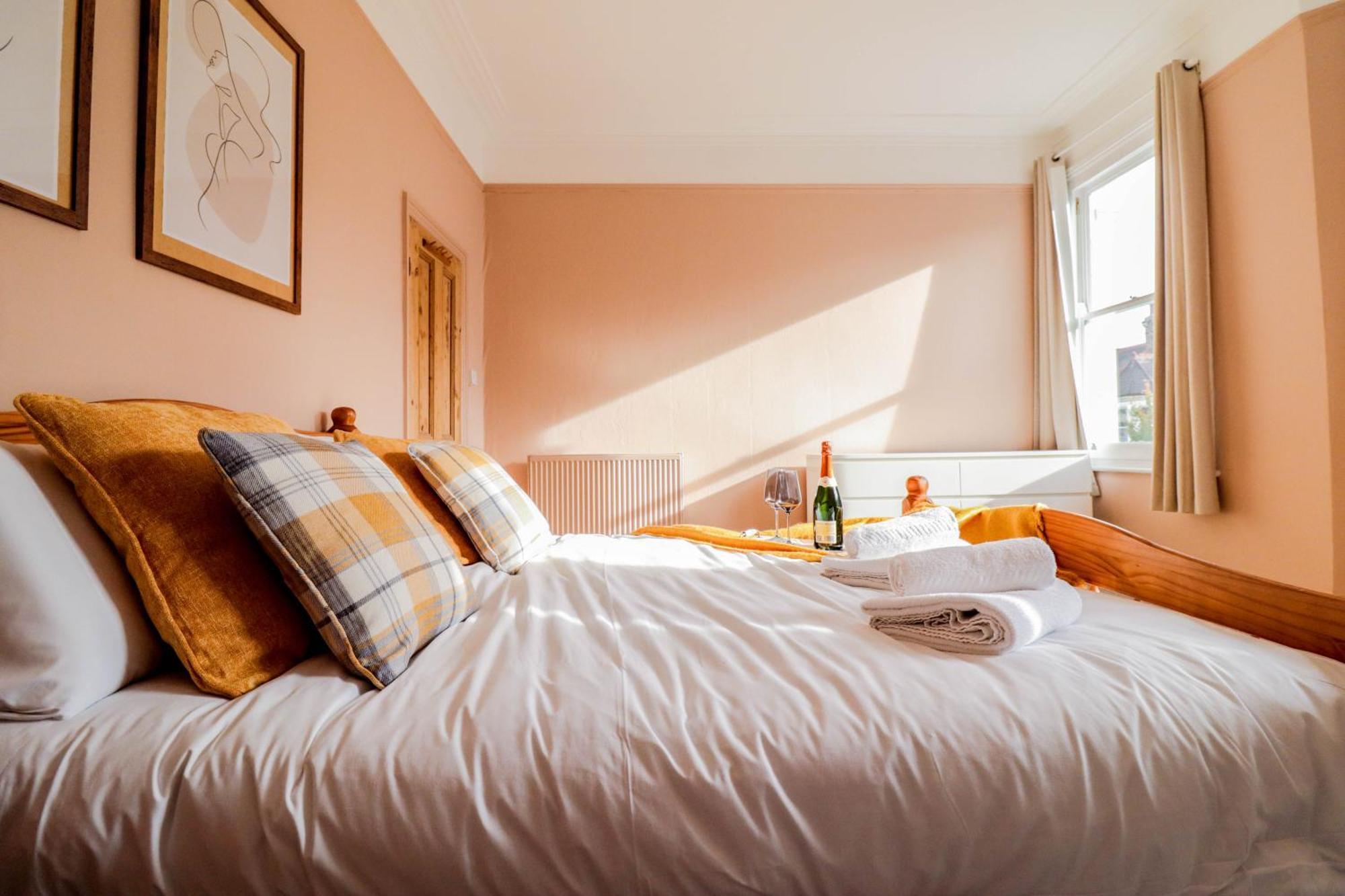 Stunning 5 Bed House In Clapham - Free Wifi! Holiday home London
