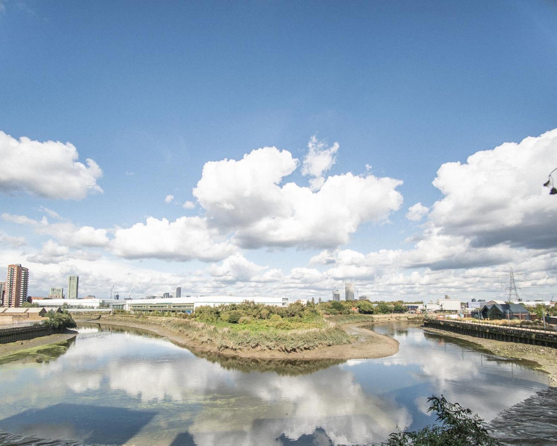 Stunning Riverside View Apartment, Near Canary Wharf & O2 London