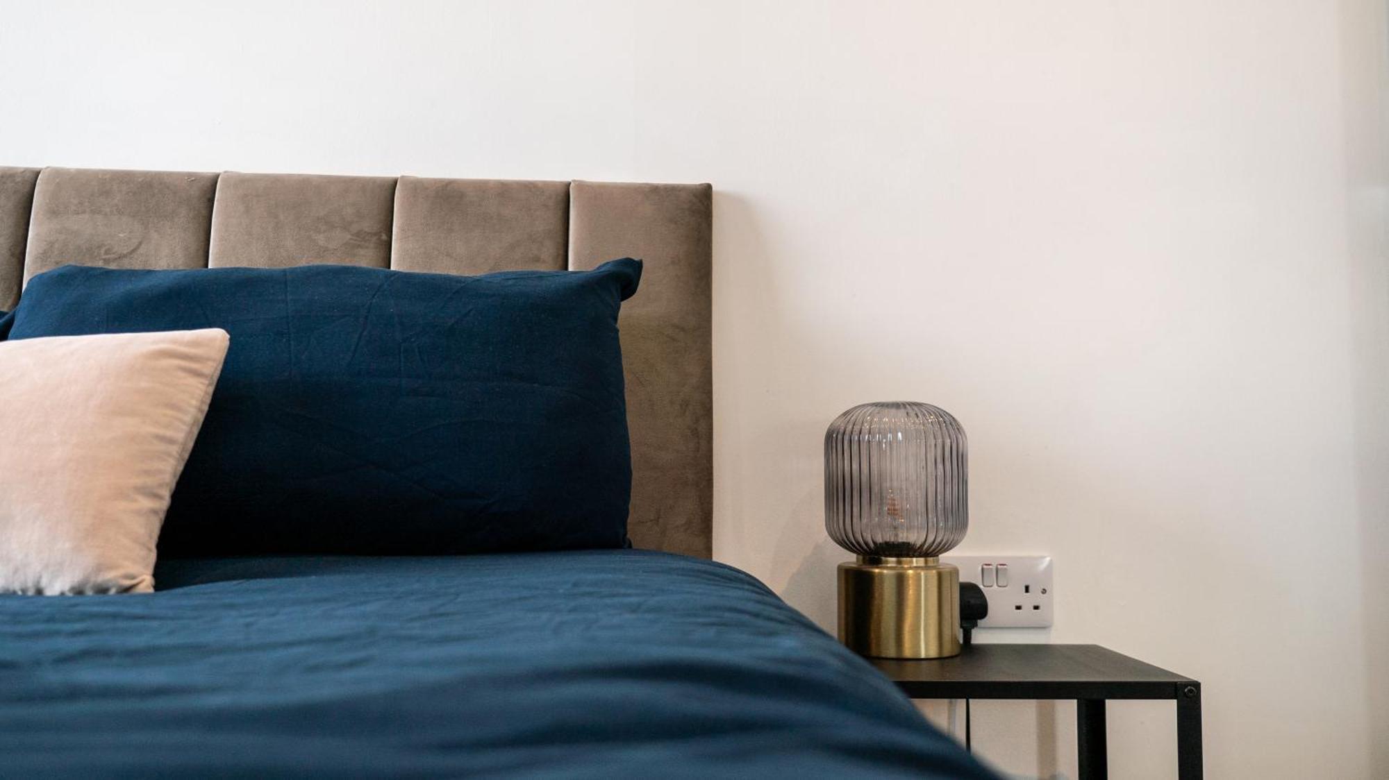 Apartment Stunning Riverside View Apartment, Near Canary Wharf & O2 London