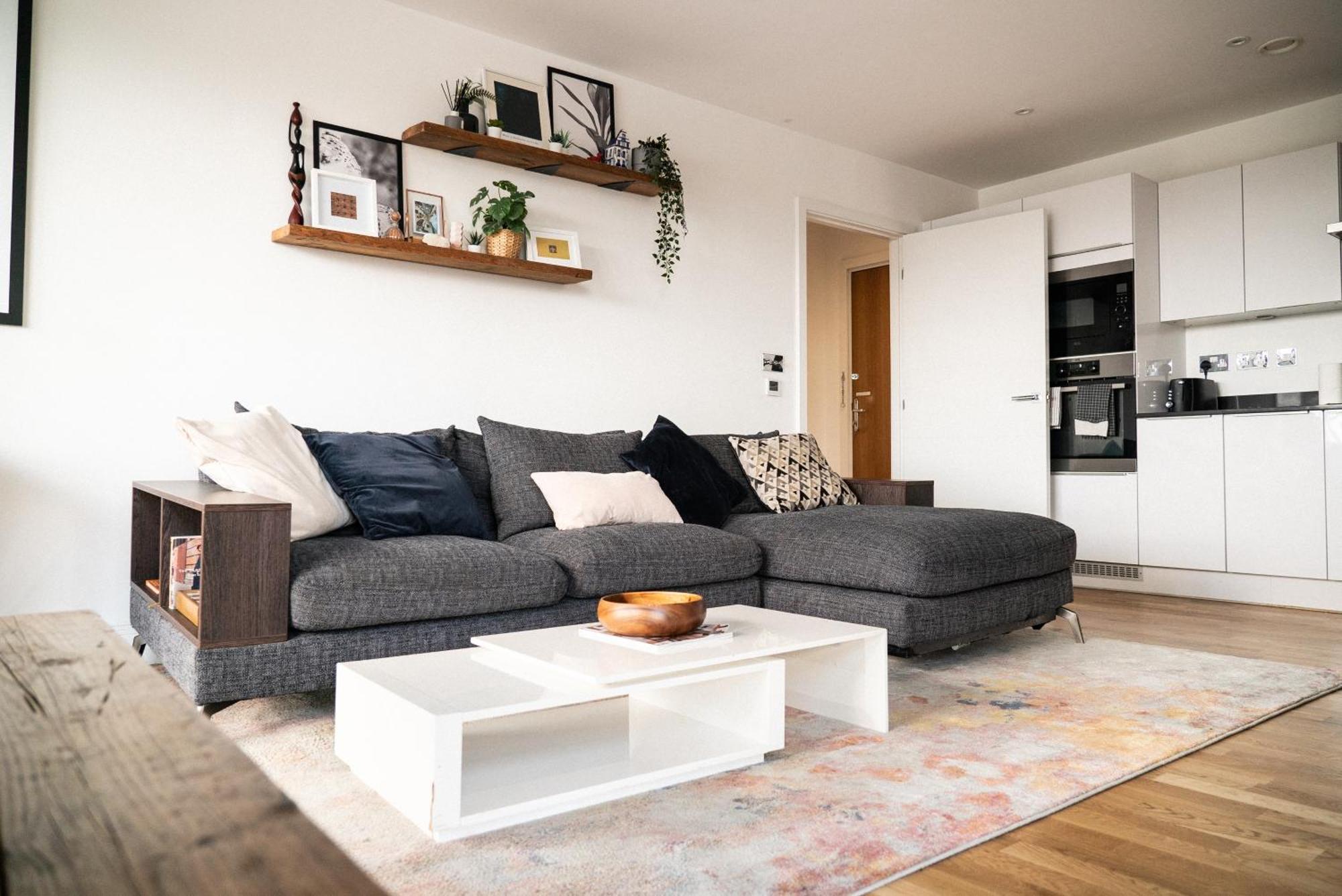 Apartment Stunning Riverside View Apartment, Near Canary Wharf & O2 *