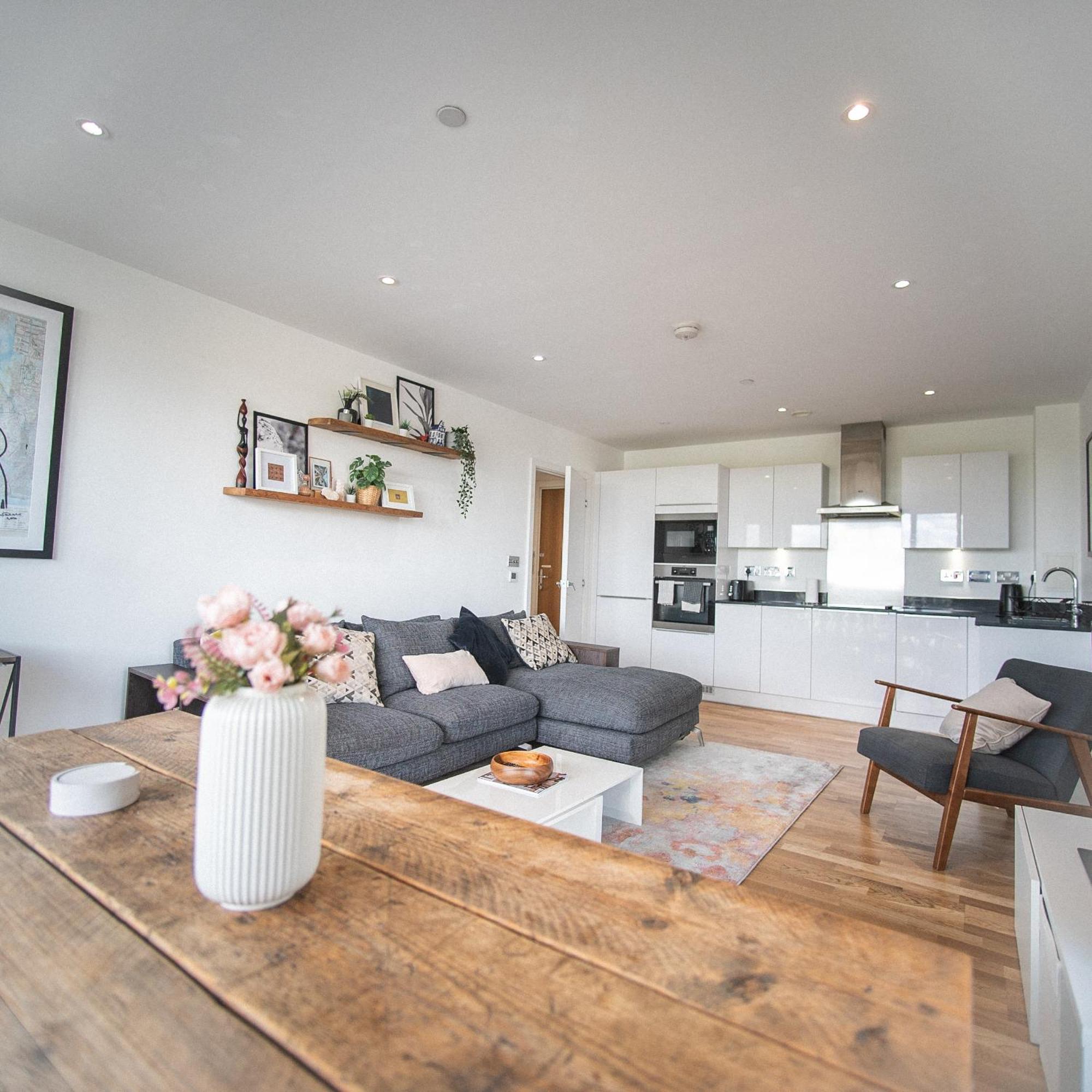 Apartment Stunning Riverside View Apartment, Near Canary Wharf & O2 *