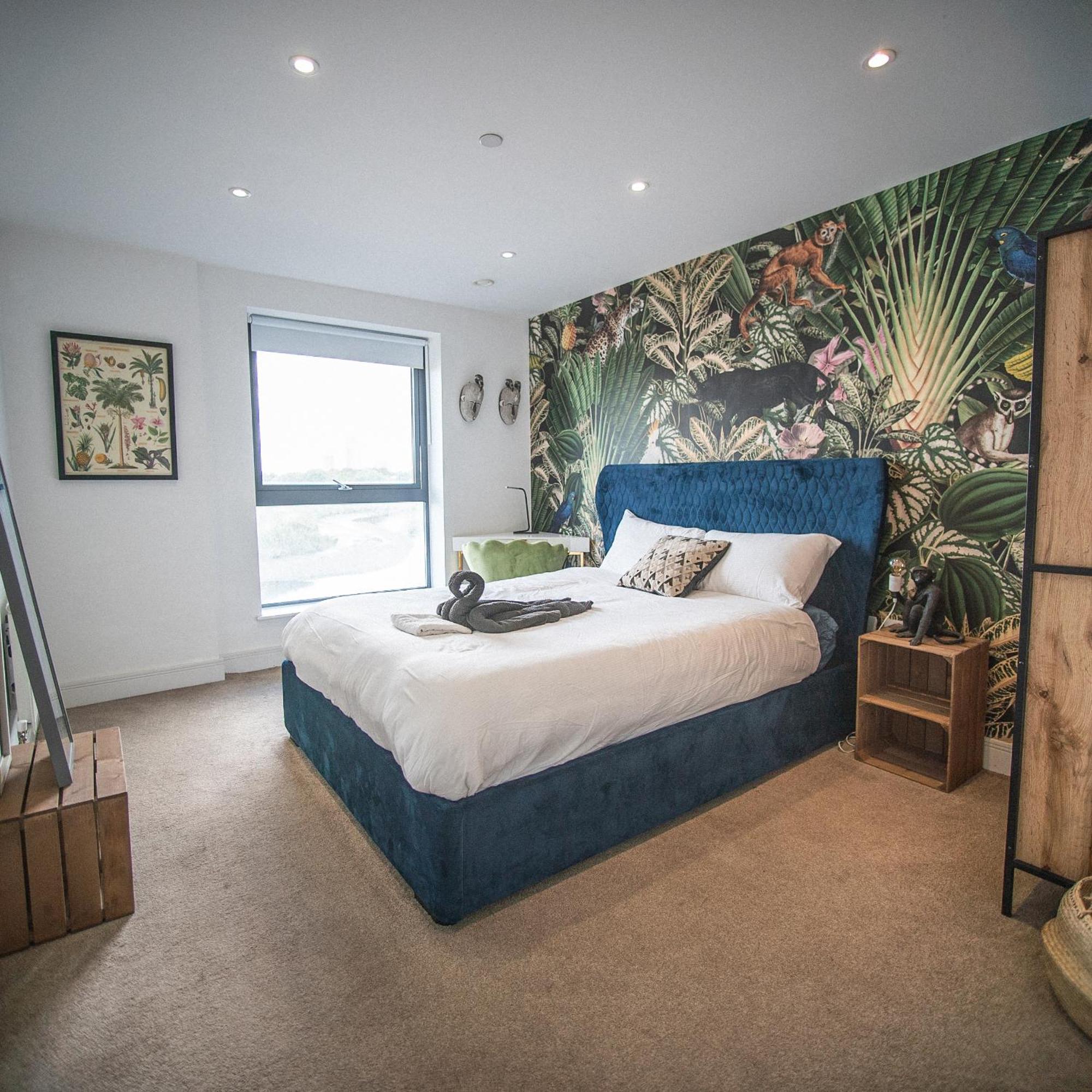 Stunning Riverside View Apartment, Near Canary Wharf & O2 *