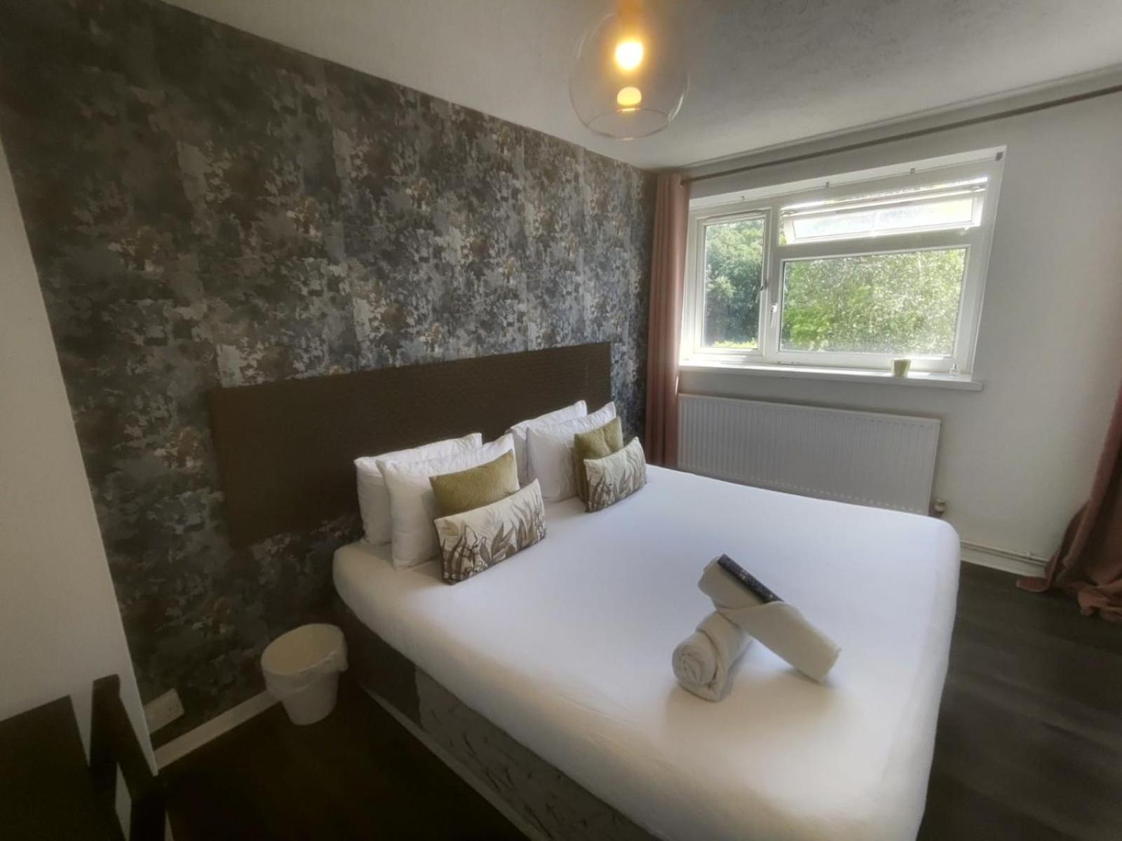R1 Superking Sized Bed & 65