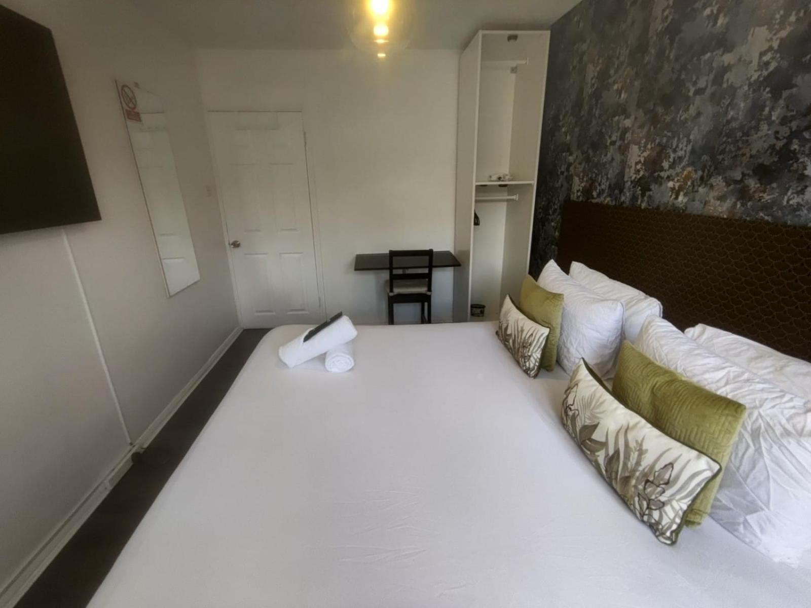 R1 Superking Sized Bed & 65