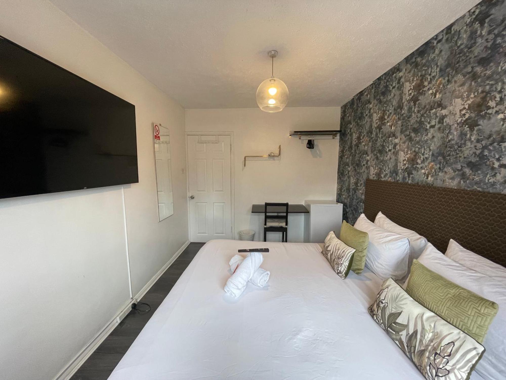 R1 Superking Sized Bed & 65
