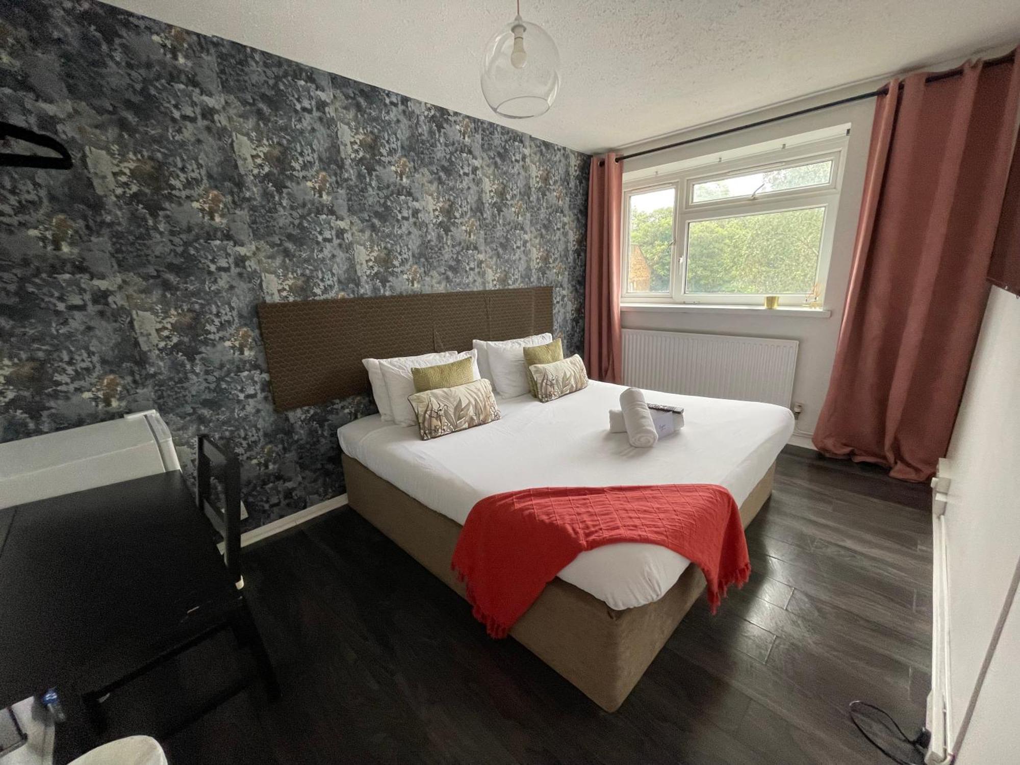 R1 Superking Sized Bed & 65