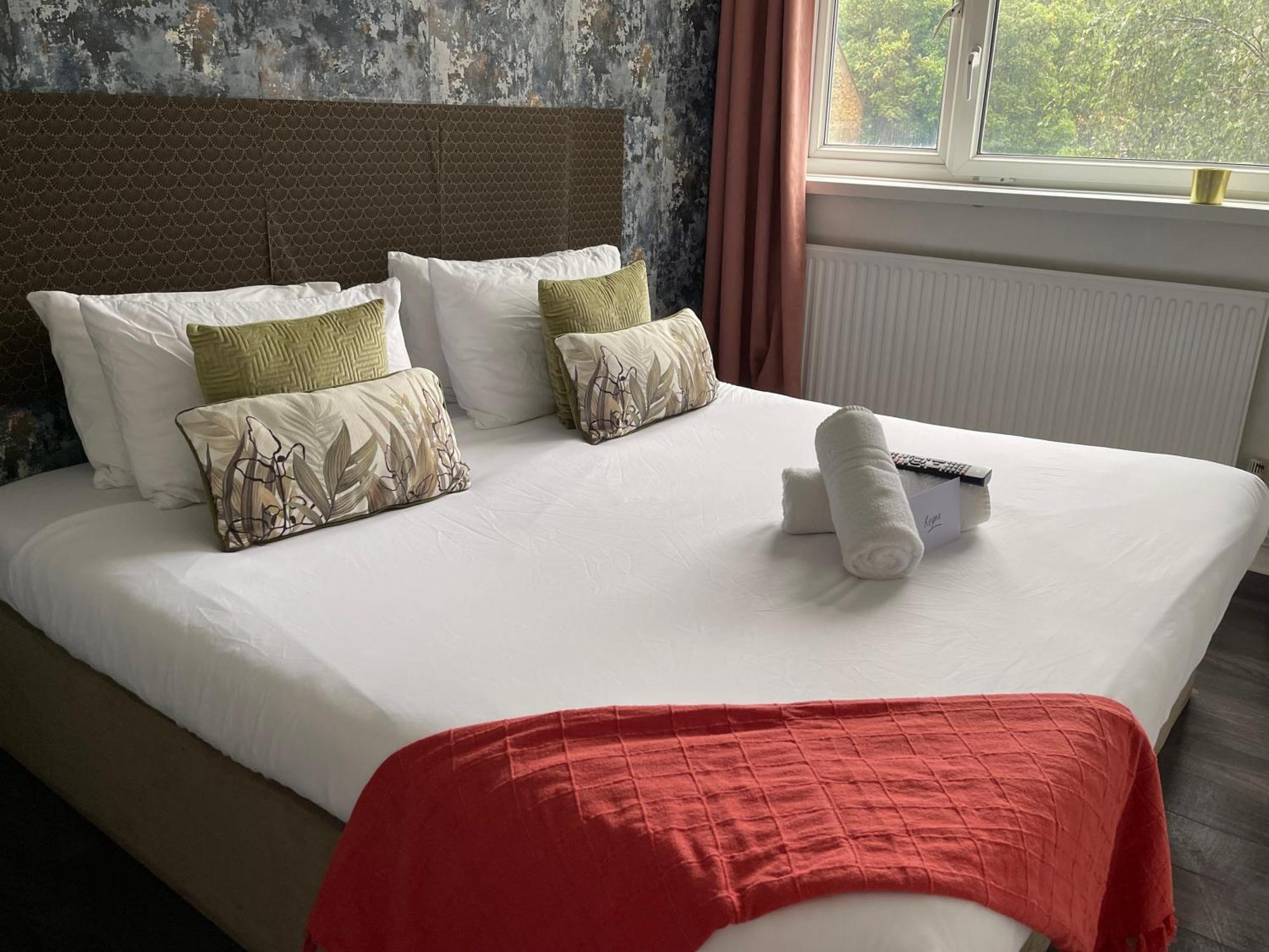 R1 Superking Sized Bed & 65