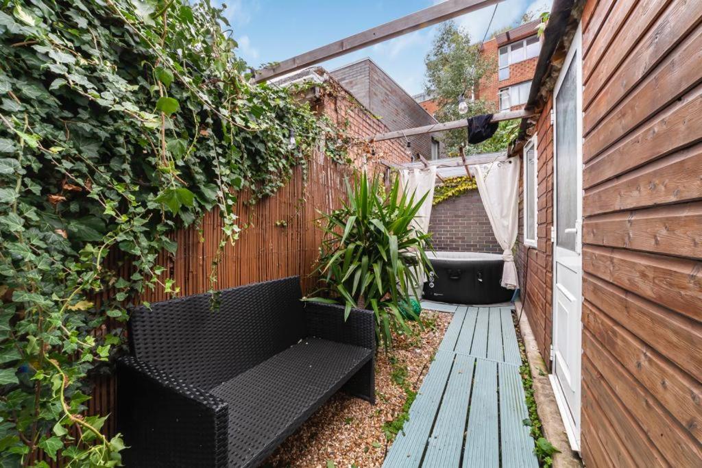 2bed Garden House W/hot Tub, Sauna & Cinema Feriehus London