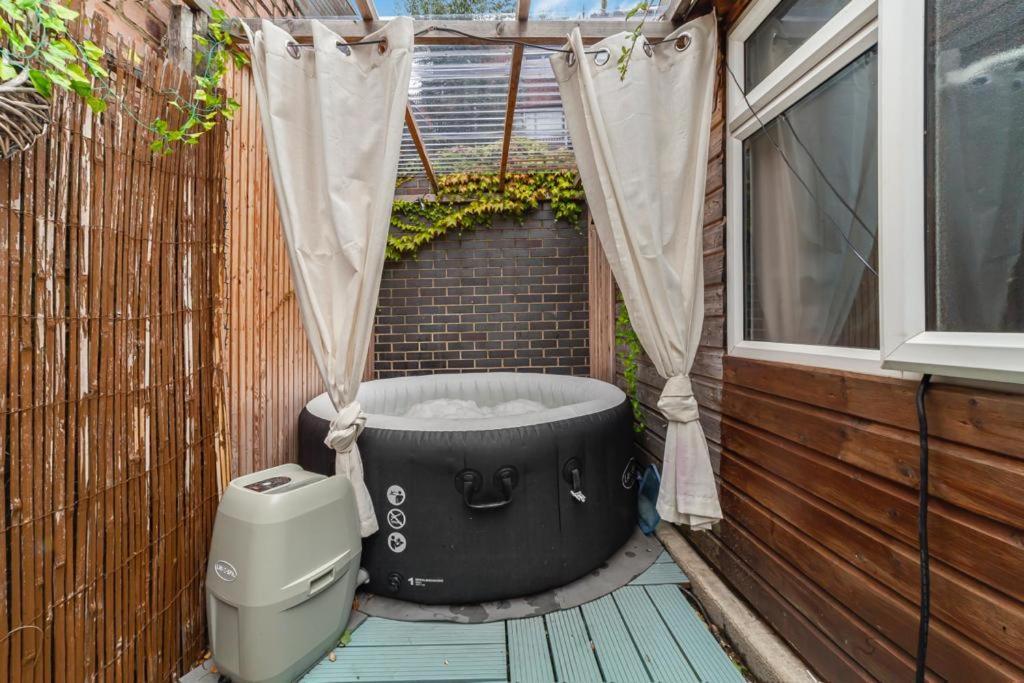2bed Garden House W/hot Tub, Sauna & Cinema