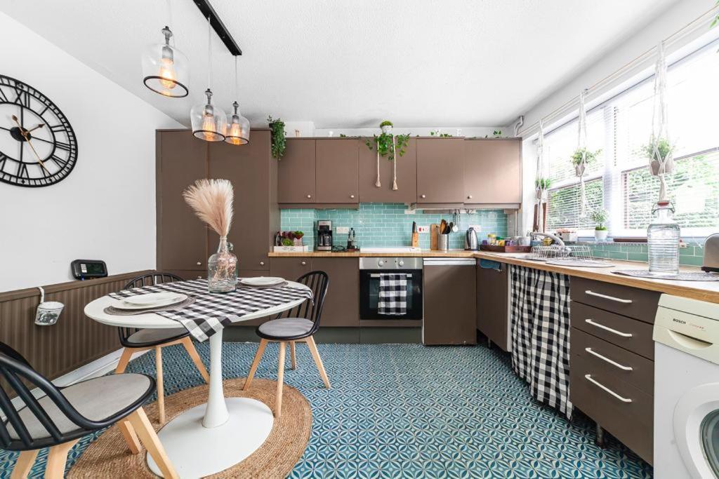 2bed Garden House W/hot Tub, Sauna & Cinema Feriehus